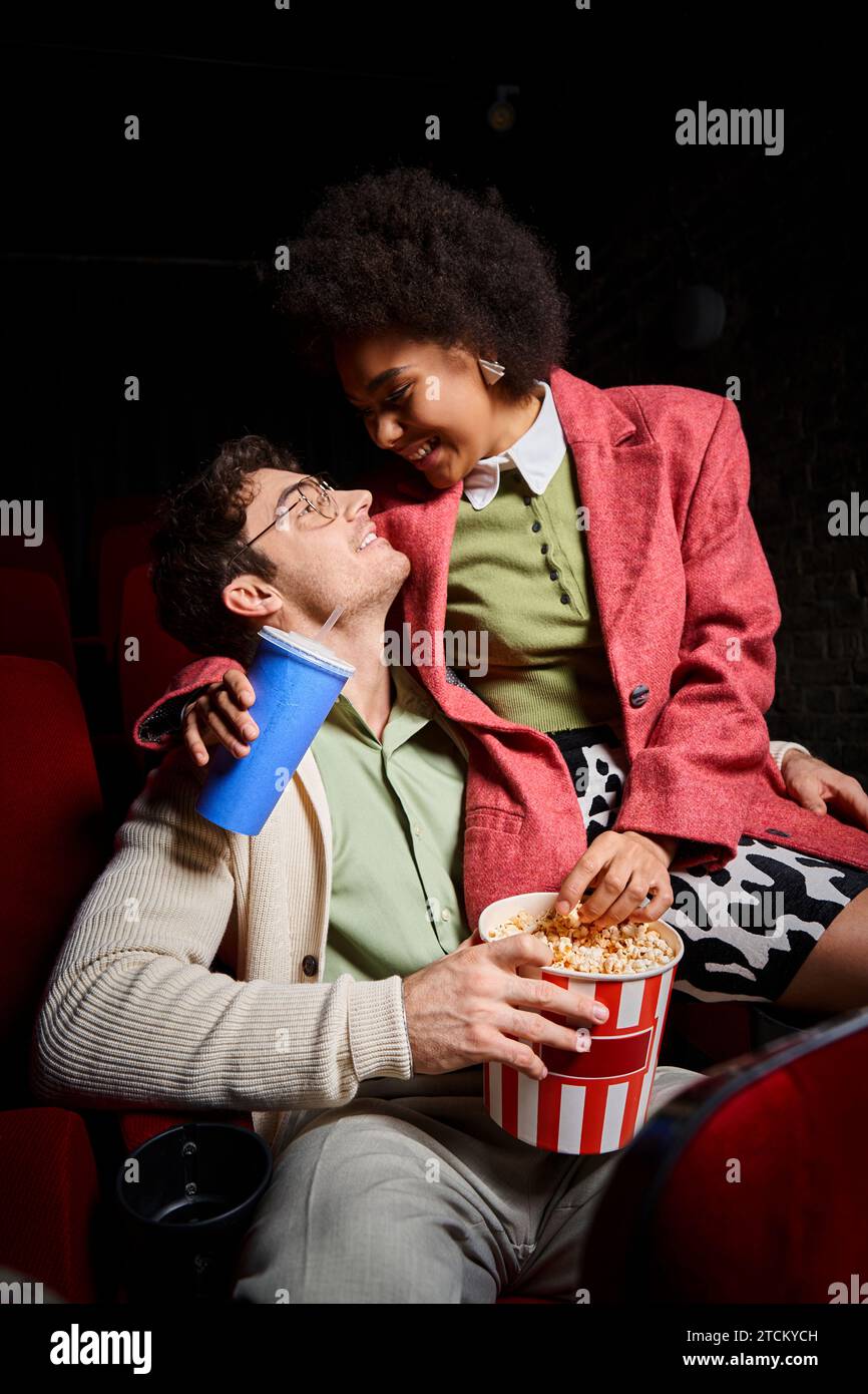 Amate coppie diverse in abiti retrò che sorridono l'una all'altra mentre si recano al cinema, San Valentino Foto Stock