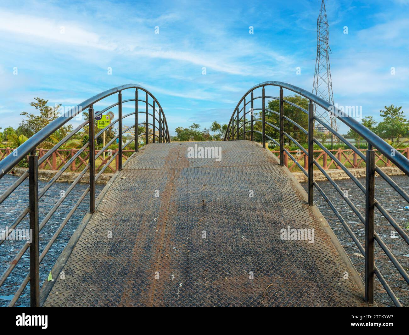 In questa foto stagni, giardino, ponte stagno con splendido ponte stagno. Splendide viste sulla natura e vibrazioni positive. Questa è una foto esclusiva per Alamy. Foto Stock