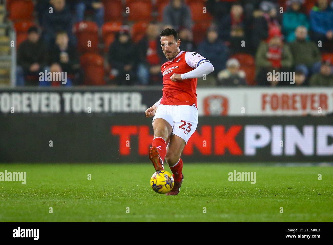 AESSEAL New York Stadium, Rotherham, Inghilterra - 12 dicembre 2023 Sean Morrison (23) del Rotherham United passa la palla - durante la partita Rotherham United contro West Bromwich Albion, Sky Bet Championship, 2023/24, AESSEAL New York Stadium, Rotherham, Inghilterra - 12 dicembre 2023 crediti: Arthur Haigh/WhiteRosePhotos/Alamy Live News Foto Stock