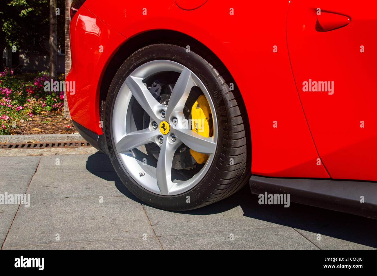 Bydgoszcz, Polonia - 9 luglio 2023: Volante con logo Ferrari. Foto Stock