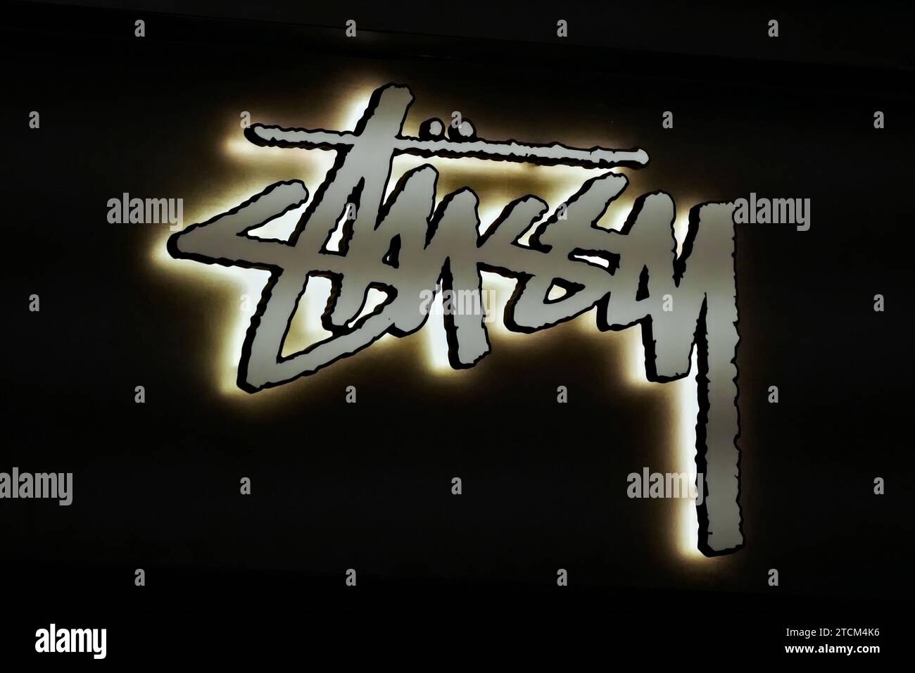 Honolulu, HI - 10 dicembre 2023: Primo piano dell'insegna della boutique Stussy nel Royal Hawaiian Center Waikiki. Foto Stock