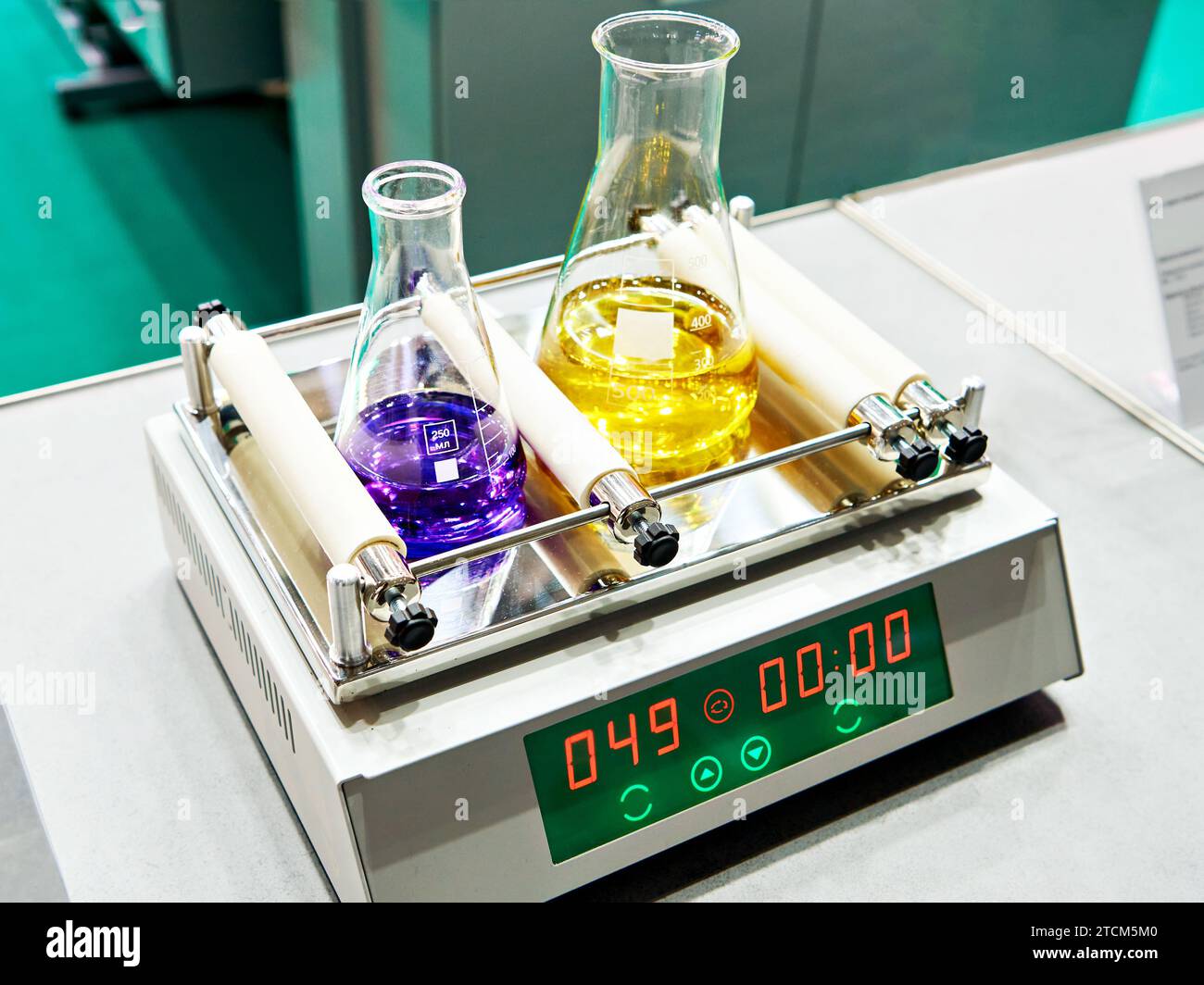Agitatore da laboratorio e matracci con soluzione Foto Stock