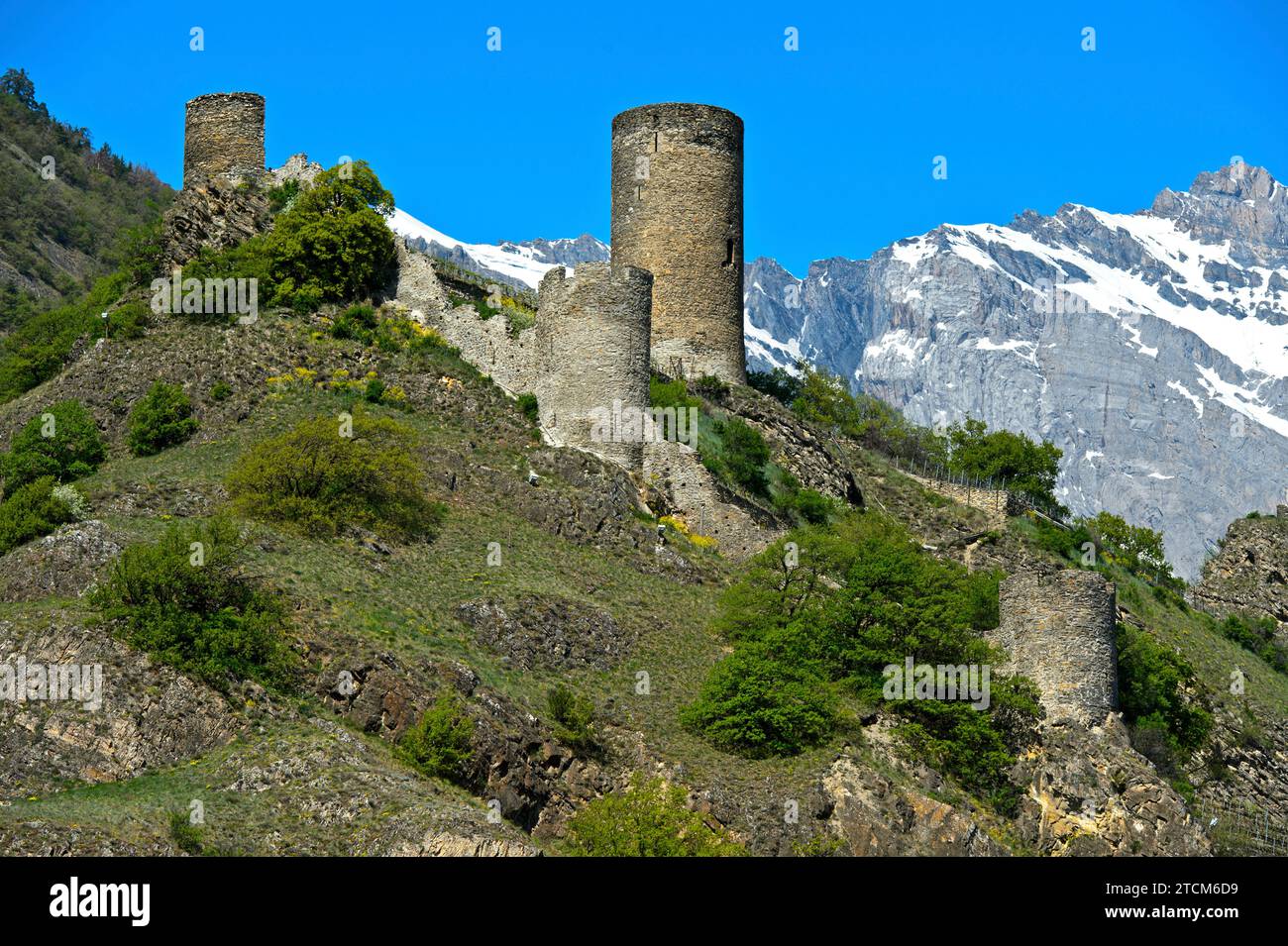 Rovine del Castello di Saillon con la Torre Bayard, Saillon, Vallese, Svizzera Foto Stock