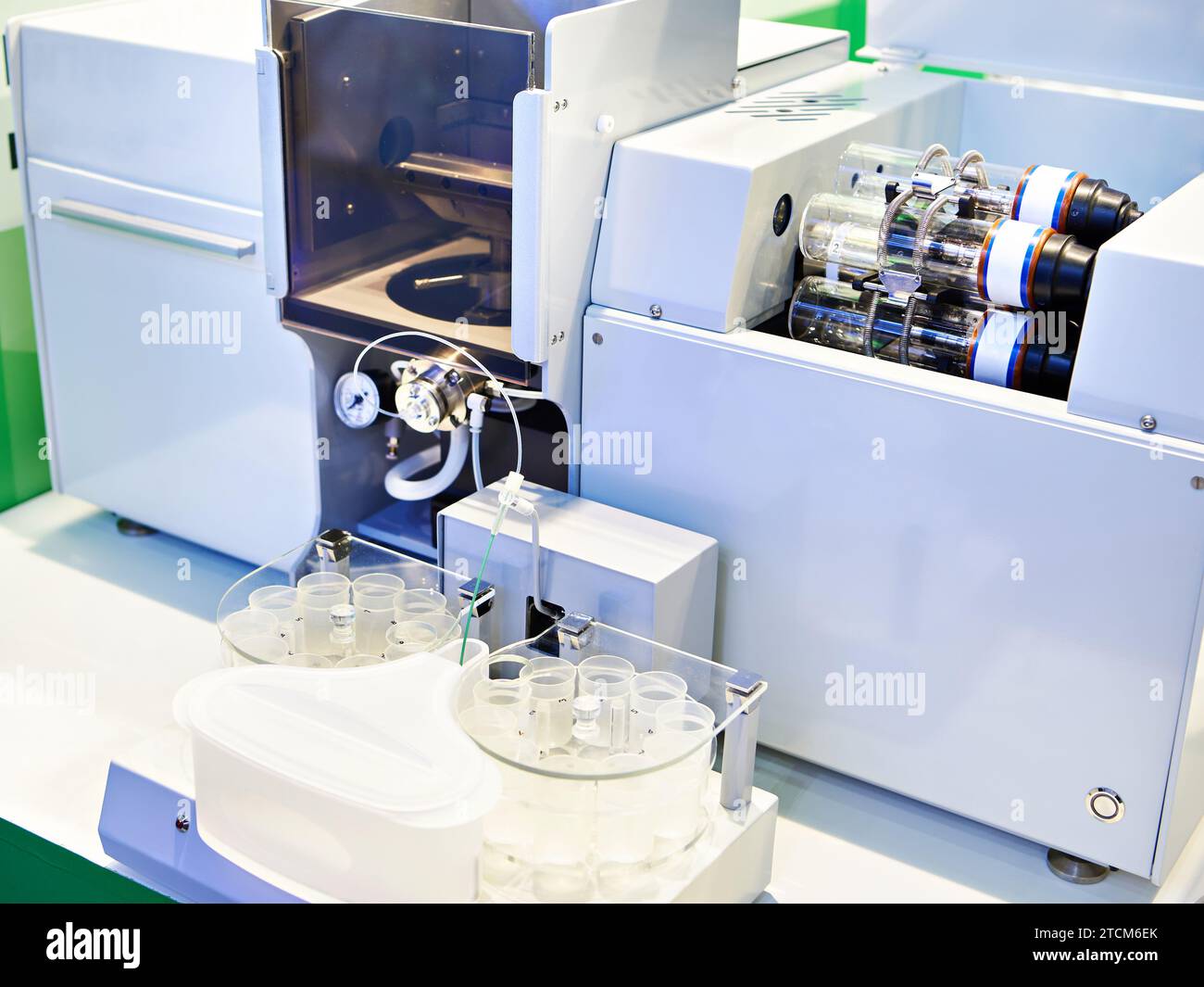 Spettrometro ad assorbimento atomico con atomizzazione a fiamma in laboratorio Foto Stock