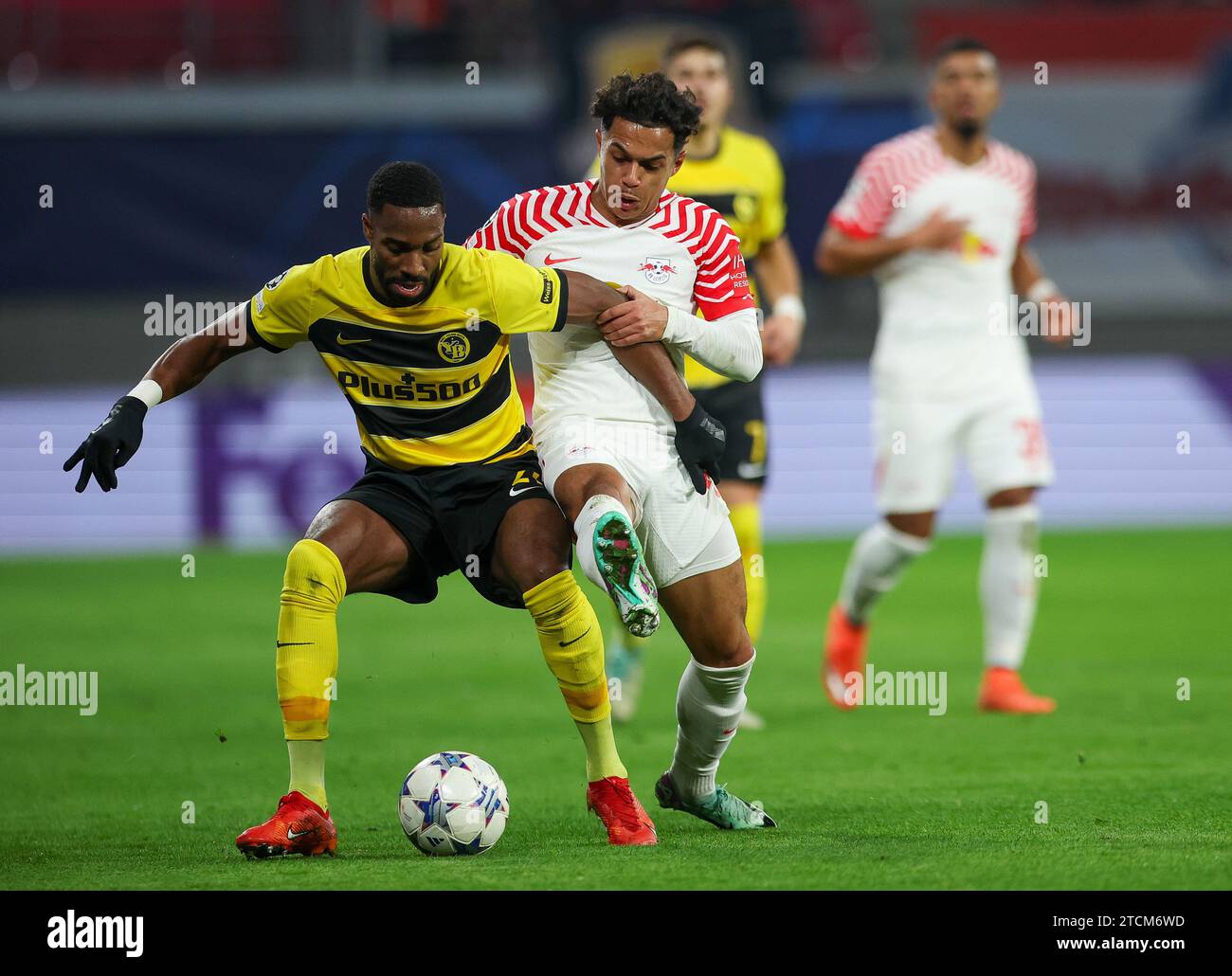 Lipsia, Germania. 13 dicembre 2023. Calcio: Champions League, fase a gironi, gruppo G, Matchday 6 RB Lipsia - Young Boys Bern alla Red Bull Arena. Il giocatore di Lipsia Fabio Carvalho (r) in duello con Ulisses Garcia di Berna. Crediti: Jan Woitas/dpa/Alamy Live News Credit: dpa Picture Alliance/Alamy Live News Foto Stock