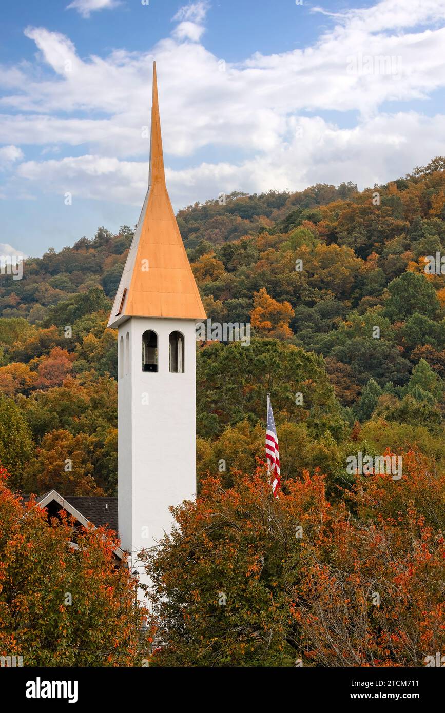 Alto campanile situato nella campagna autunnale e colorato e vibrante nel paesaggio Foto Stock