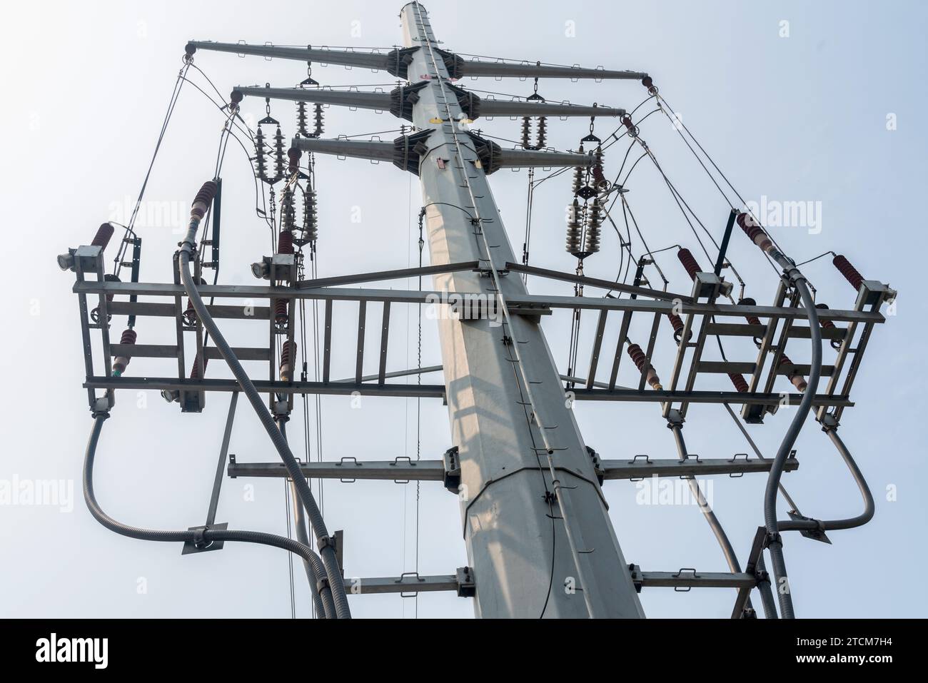 Un primo piano ad alta risoluzione delle moderne apparecchiature elettriche, illuminato su un cielo azzurro Foto Stock