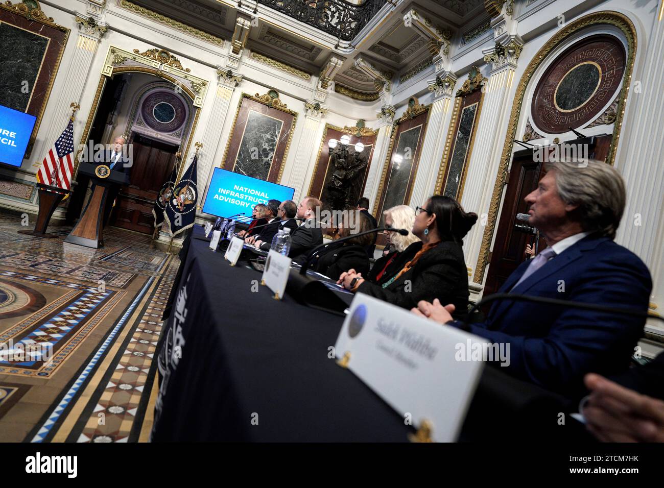 Washington, Stati Uniti. 13 dicembre 2023. Il presidente DEGLI STATI UNITI Joe Biden fa osservazioni alla riunione del National Infrastructure Advisory Council alla Casa Bianca di Washington il 13 dicembre 2023. Foto di Yuri Gripas/ABACAPRESS.COM credito: Abaca Press/Alamy Live News Foto Stock