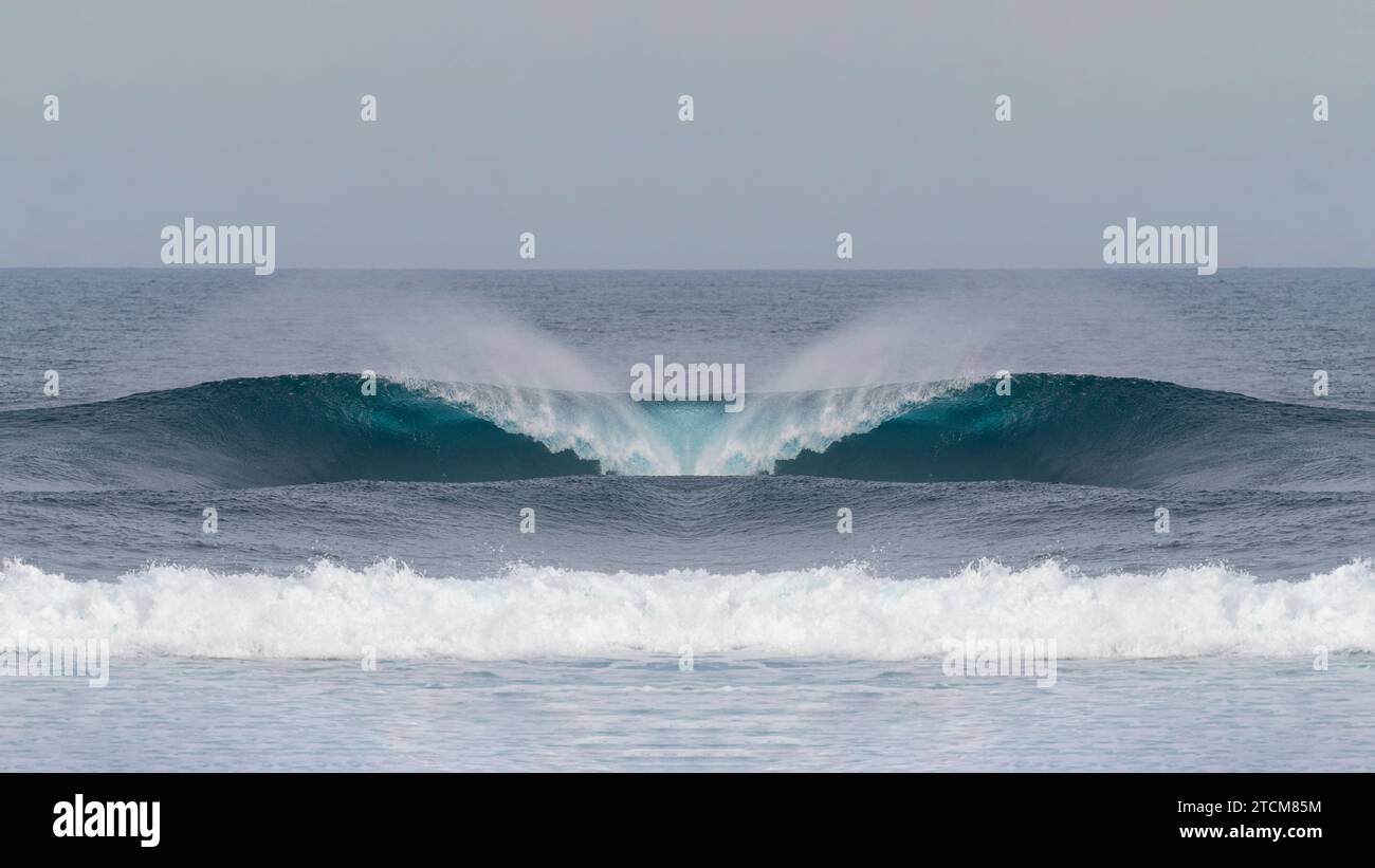 Onda perfetta a Fuerteventura, Isole Canarie. Onde oceaniche nel mare Foto Stock