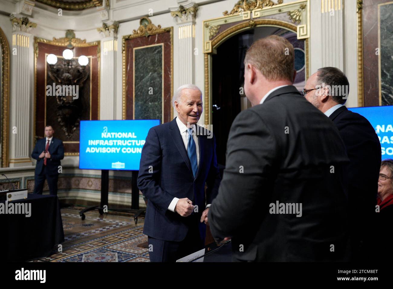 Washington, Stati Uniti. 13 dicembre 2023. Il presidente DEGLI STATI UNITI Joe Biden partecipa alla riunione del National Infrastructure Advisory Council alla Casa Bianca di Washington il 13 dicembre 2023. Foto di Yuri Gripas/ABACAPRESS.COM credito: Abaca Press/Alamy Live News Foto Stock