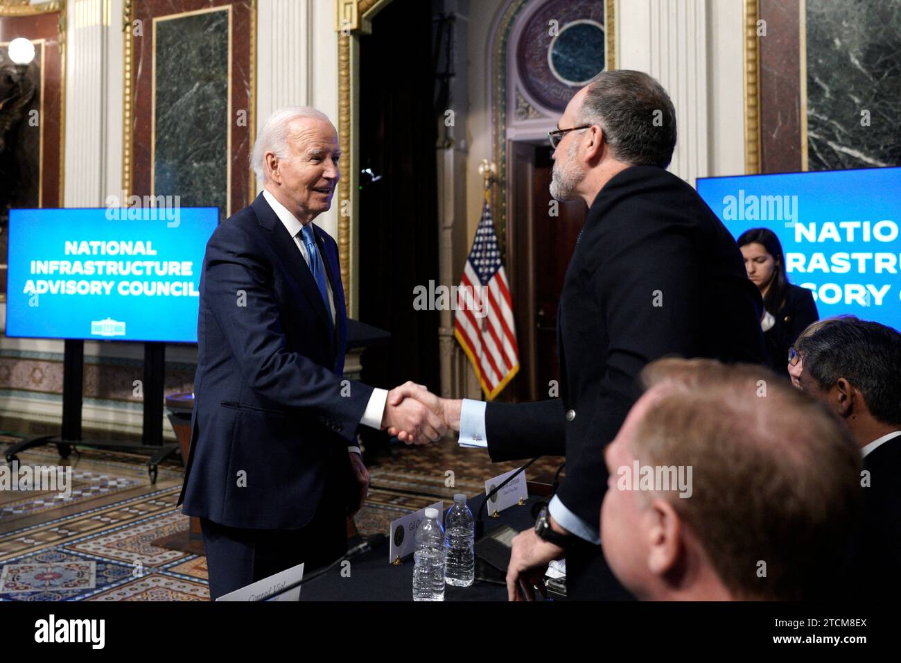 Washington, Stati Uniti. 13 dicembre 2023. Il presidente DEGLI STATI UNITI Joe Biden partecipa alla riunione del National Infrastructure Advisory Council alla Casa Bianca di Washington il 13 dicembre 2023. Foto di Yuri Gripas/ABACAPRESS.COM credito: Abaca Press/Alamy Live News Foto Stock
