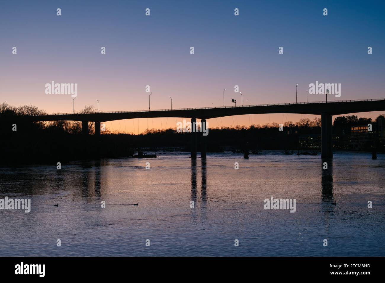 Vista del fiume James dal T. Tyler Potterfield Memorial Bridge di Richmond, Virginia Foto Stock
