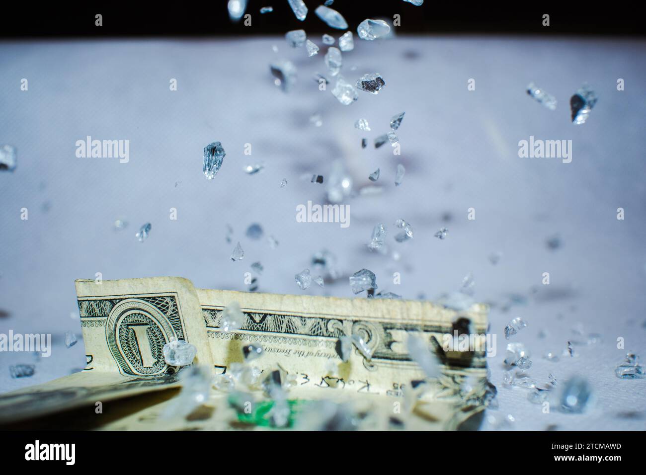 Primo piano di un dollaro con uno sfondo di banconote da 1000 e 500 denar Foto Stock