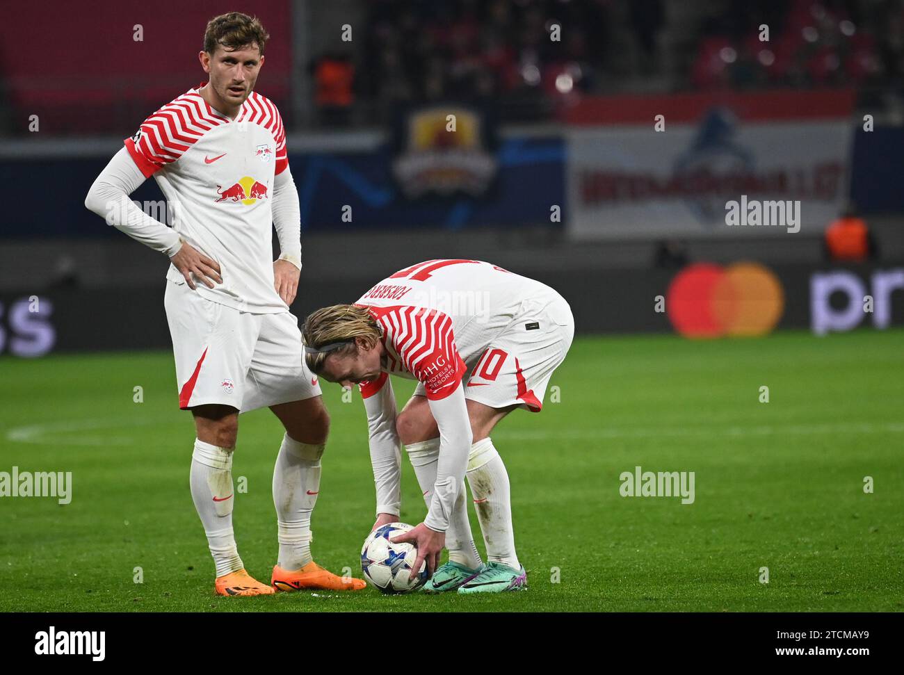 Lipsia, Germania. 13 dicembre 2023. Calcio: Champions League, fase a gironi, gruppo G, Matchday 6 RB Lipsia - Young Boys Bern alla Red Bull Arena. Christopher Lenz e Emil Forsberg di Lipsia prima del calcio di punizione. Credito: Patricia Bartos/dpa/Alamy Live News Credit: dpa Picture Alliance/Alamy Live News Foto Stock