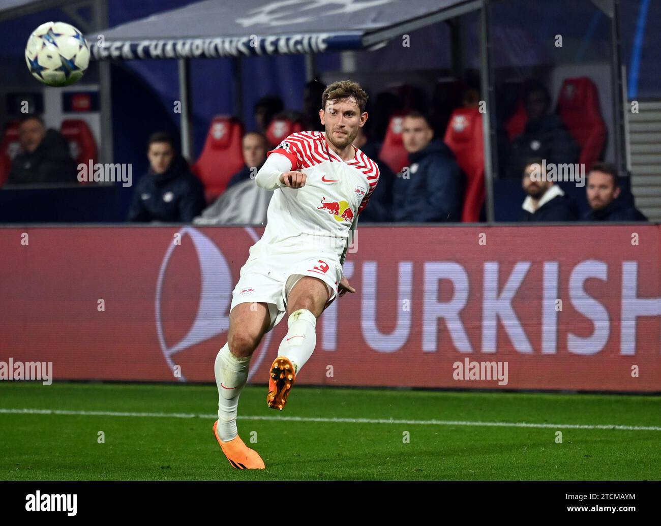 Lipsia, Germania. 13 dicembre 2023. Calcio: Champions League, fase a gironi, gruppo G, Matchday 6 RB Lipsia - Young Boys Bern alla Red Bull Arena. Christopher Lenz di Lipsia in ballo. Credito: Patricia Bartos/dpa/Alamy Live News Credit: dpa Picture Alliance/Alamy Live News Foto Stock