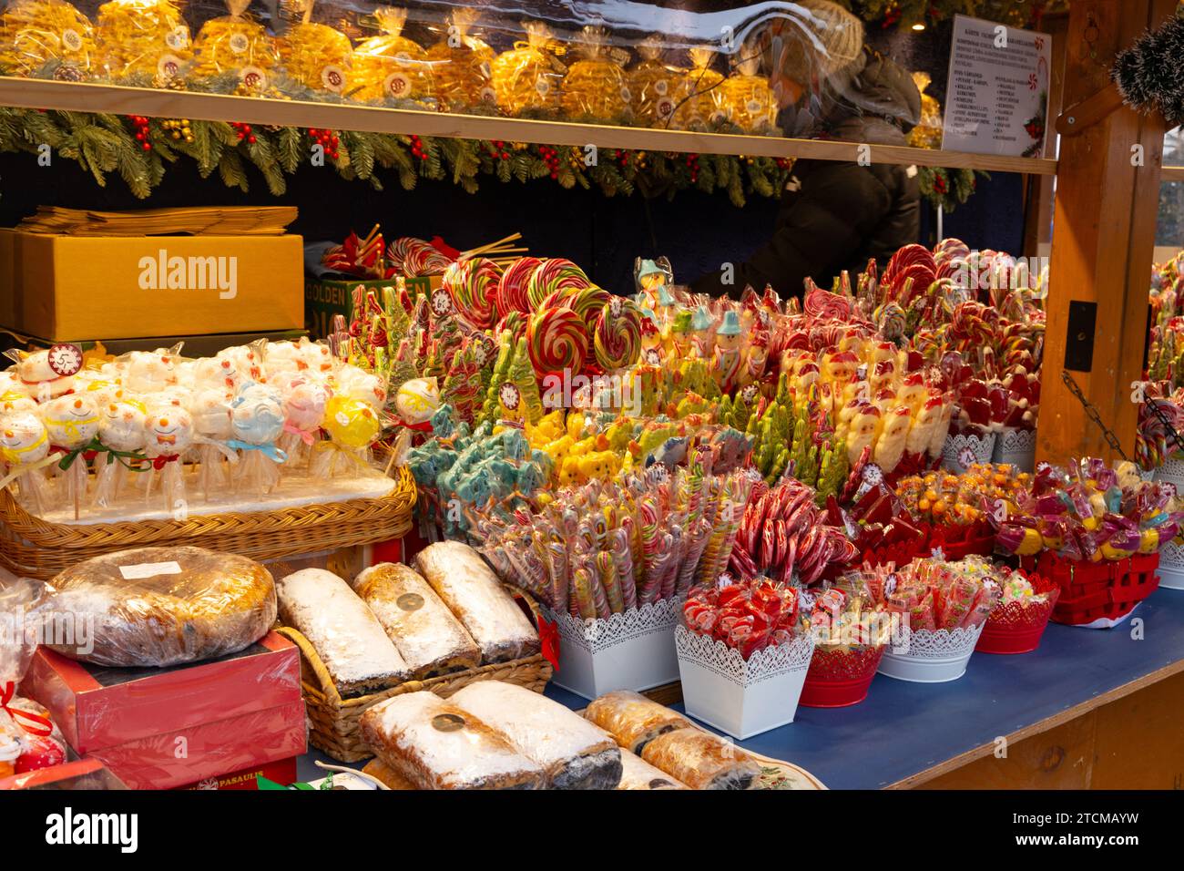 Stand con dolci al mercatino di natale di Tallinn Foto Stock