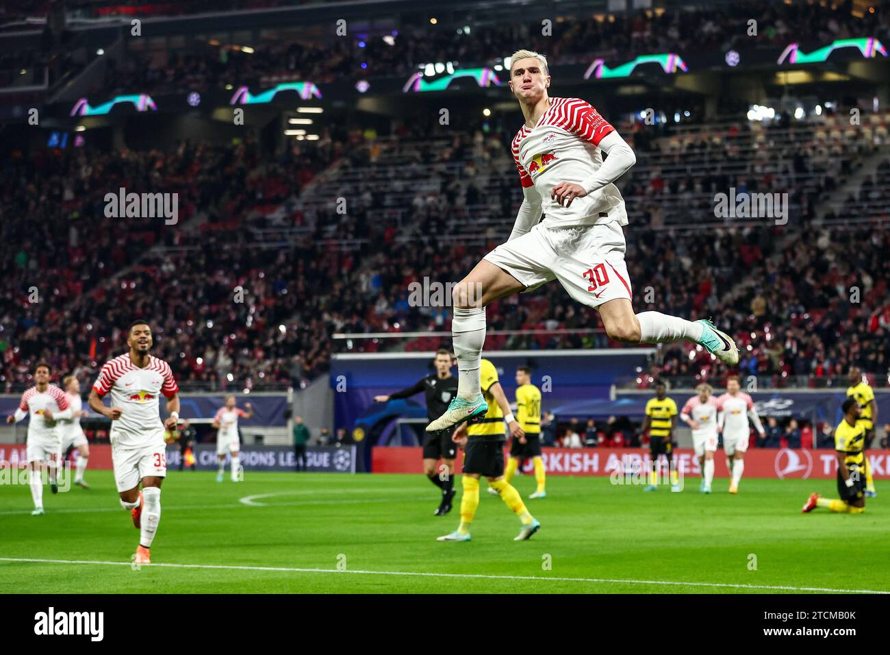 Lipsia, Germania. 13 dicembre 2023. Calcio: Champions League, fase a gironi, gruppo G, Matchday 6 RB Lipsia - Young Boys Bern alla Red Bull Arena. Benjamin Sesko di Lipsia festeggia dopo aver segnato 1-0, ma il gol non è consentito per fuorigioco. Crediti: Jan Woitas/dpa/Alamy Live News Credit: dpa Picture Alliance/Alamy Live News Foto Stock