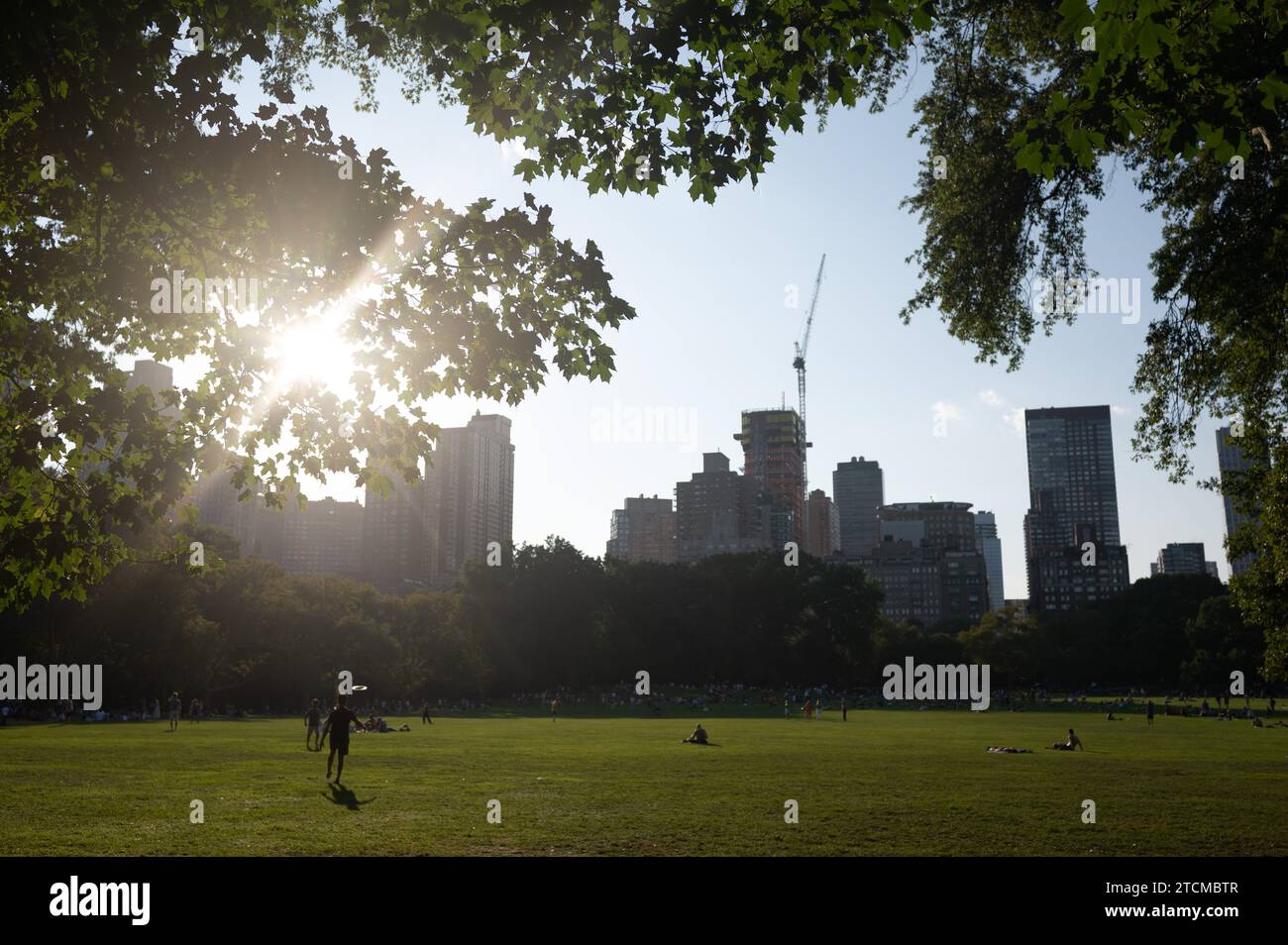 3 settembre 2023, USA, New York: I visitatori siedono a Central Park. Foto: Sebastian Kahnert/dpa Foto Stock
