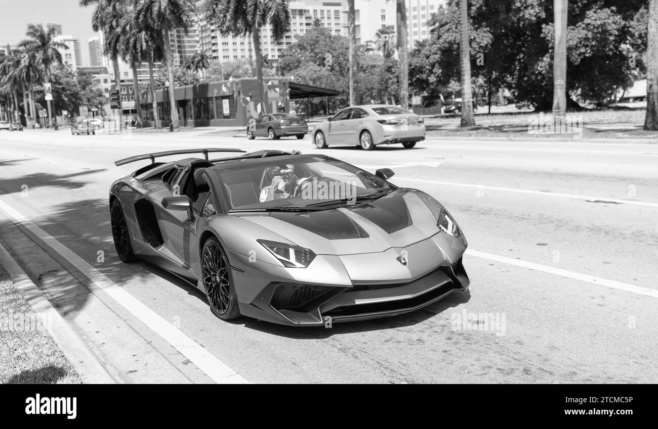 Miami Beach, Florida USA - 15 aprile 2021: Orange Lamborghini Aventador LP 750-4 SV, vista laterale Foto Stock
