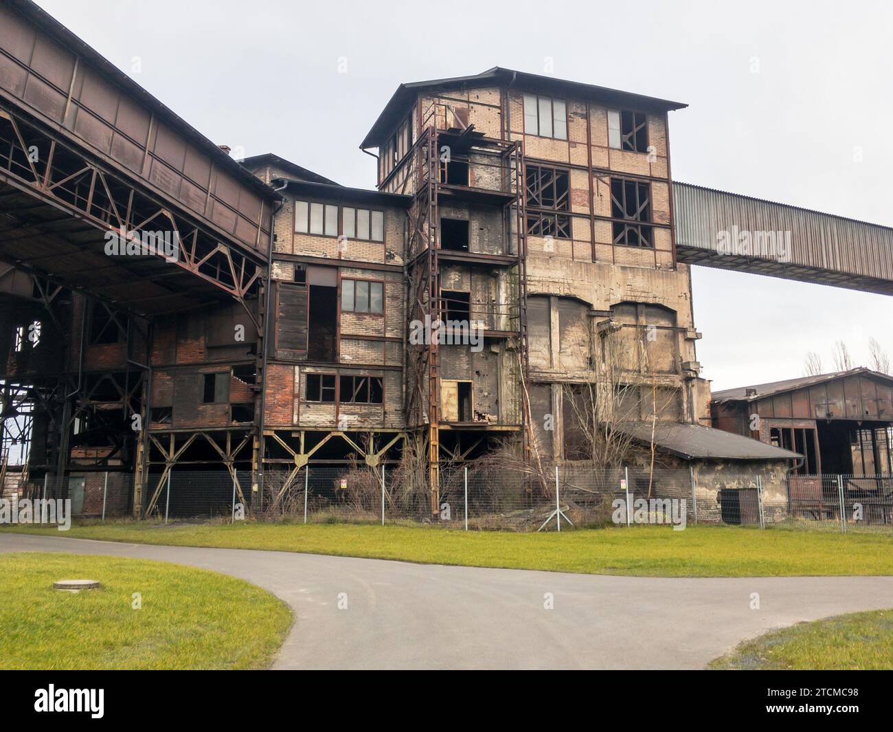 Rovine di una vecchia costruzione di metallo nella regione di Ostrava - Dolni Vitkovice nella Repubblica Ceca Foto Stock