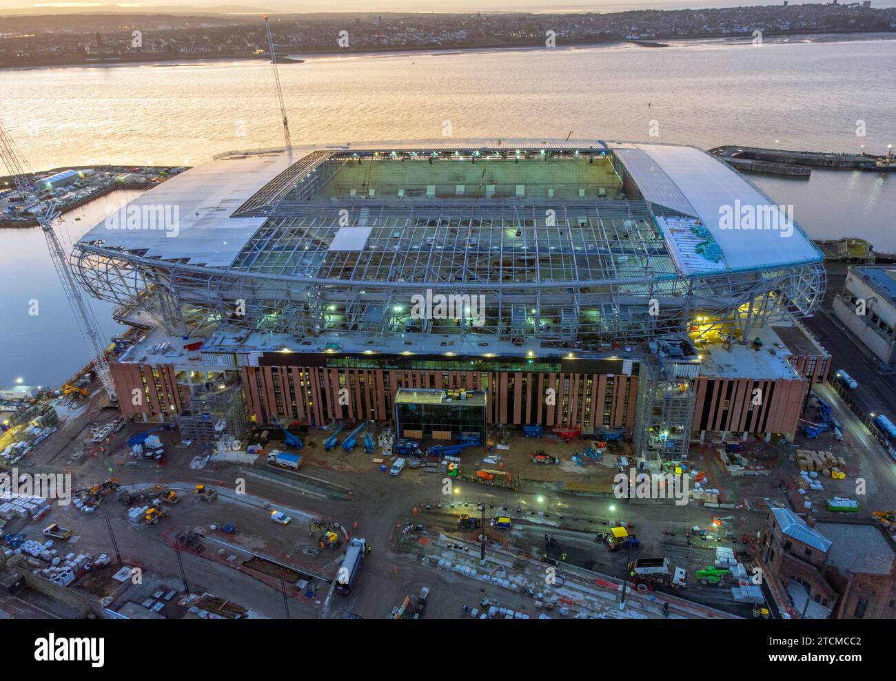 Una vista aerea mentre i lavori di costruzione continuano sul sito del nuovo stadio della squadra di calcio dell'Everton, Bramley-Moore Dock, Liverpool. Data immagine: Data di emissione: Mercoledì 13 dicembre 2023. Foto Stock