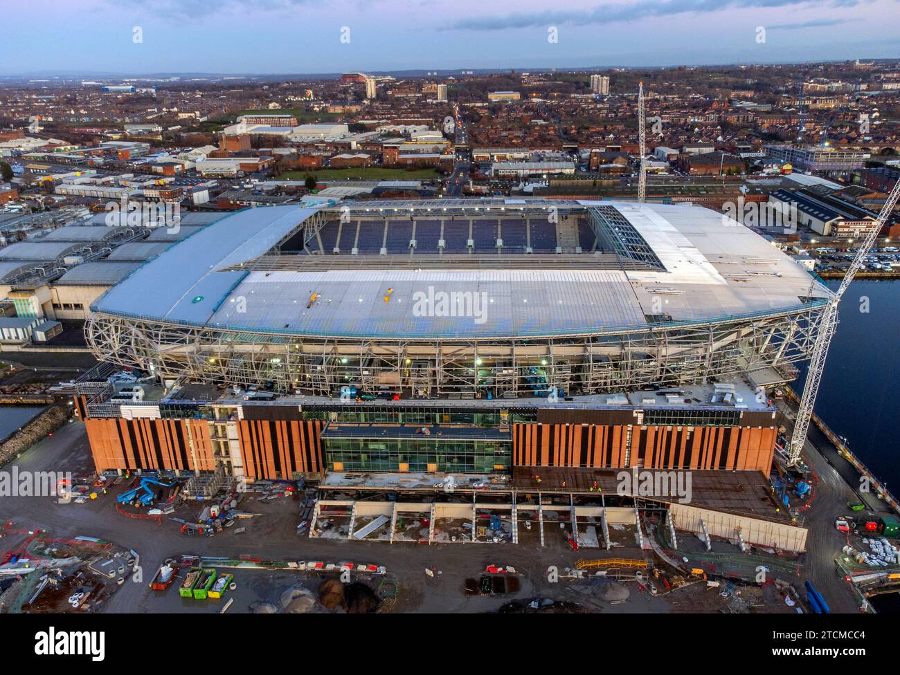 Una vista aerea mentre i lavori di costruzione continuano sul sito del nuovo stadio della squadra di calcio dell'Everton, Bramley-Moore Dock, Liverpool. Data immagine: Data di emissione: Mercoledì 13 dicembre 2023. Foto Stock