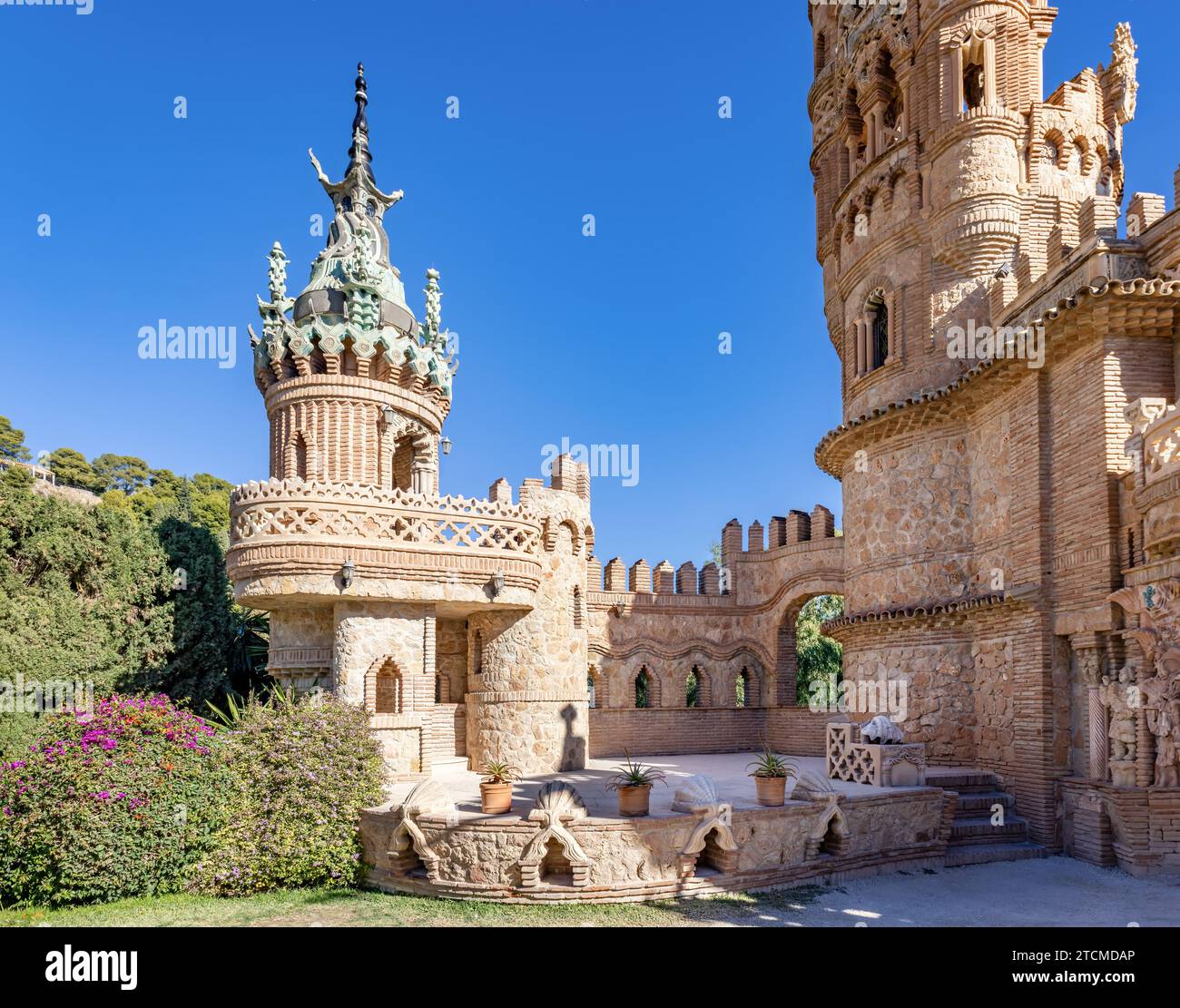 Facciata esterna del monumento Castillo de Colomares, a forma di castello, dedicato alla vita e alle avventure di Cristoforo Colombo a Benalmáden Foto Stock
