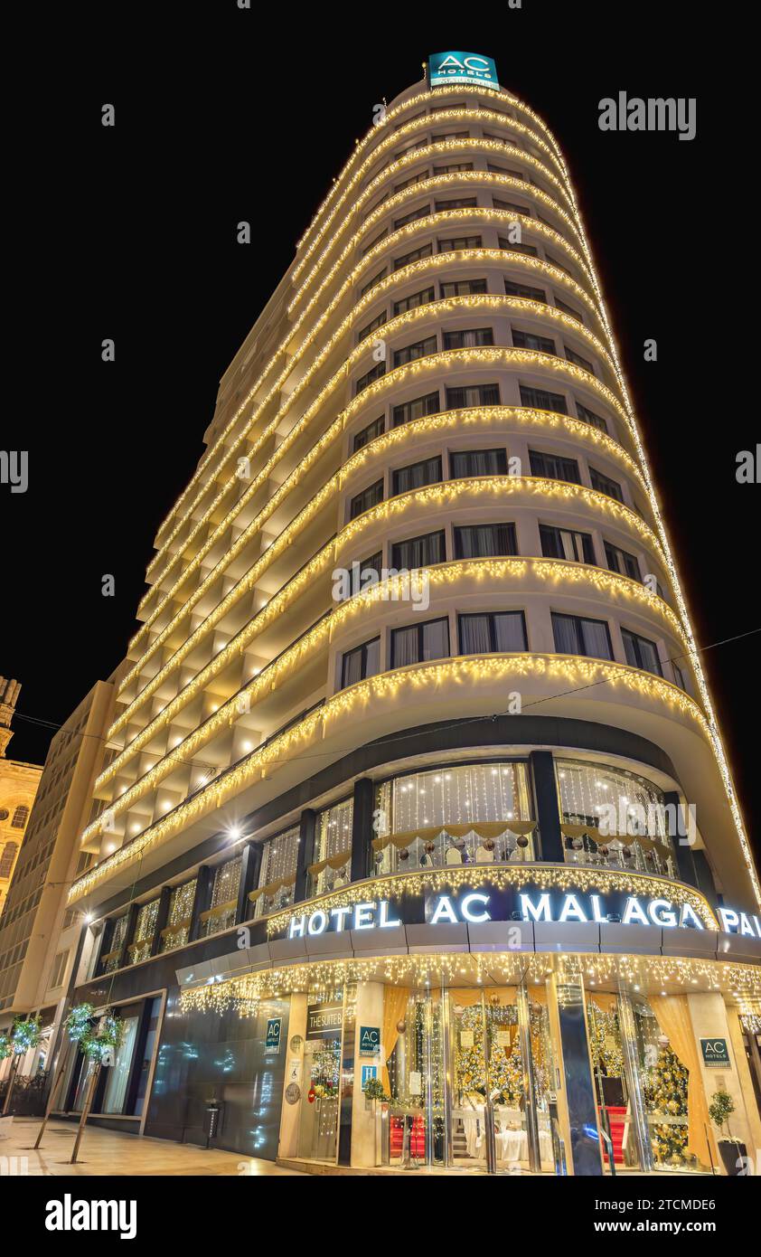 Malaga, Spagna - 25 novembre 2023: AC Hotel by Marriott Malaga Palacio (Palazzo) decorato a Natale di notte Foto Stock