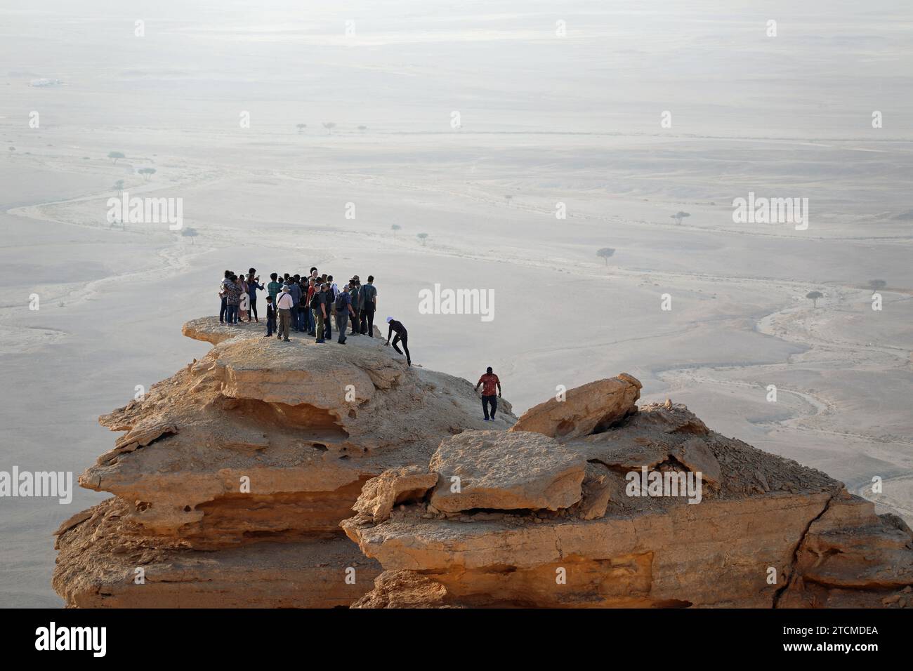 I turisti al famoso punto panoramico Edge of the World in Arabia Saudita Foto Stock