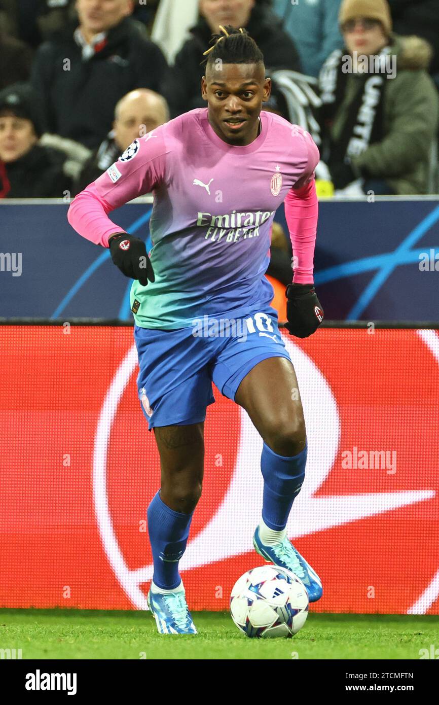 Newcastle, Regno Unito. 13 dicembre 2023. Rafael Leão #10 del Milan durante la partita di UEFA Champions League Newcastle United vs AC Milan a St. James's Park, Newcastle, Regno Unito, 13 dicembre 2023 (foto di Mark Cosgrove/News Images) Credit: News Images Ltd/Alamy Live News Foto Stock