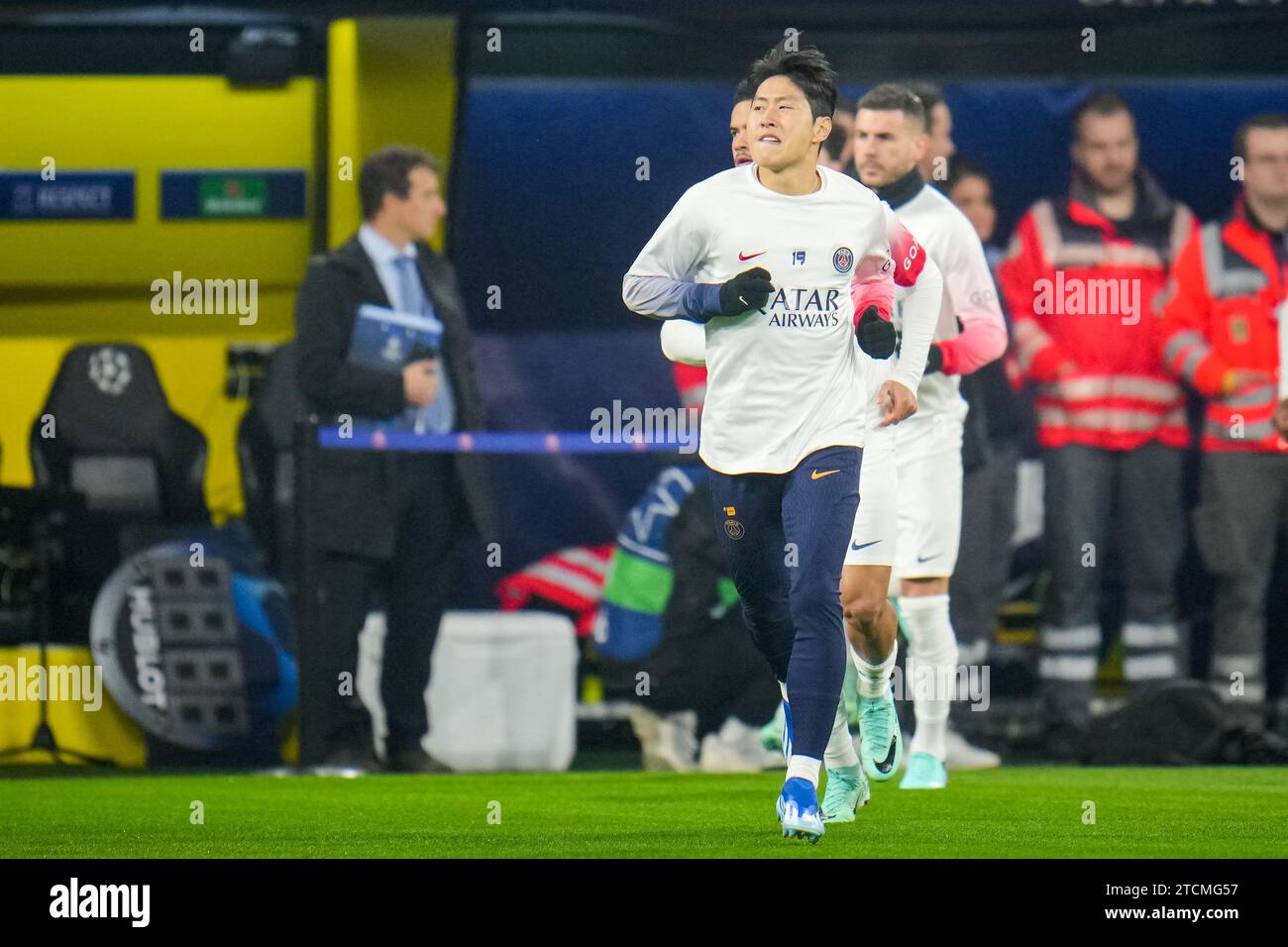 Dortmund, Germania. 13 dicembre 2023. DORTMUND, GERMANIA - 13 DICEMBRE: Lee Kang-in di Parigi Saint-Germain si riscalda prima della partita del gruppo F di UEFA Champions League tra Borussia Dortmund e Paris Saint-Germain al Signal Iduna Park il 13 dicembre 2023 a Dortmund, Germania (foto di Rene Nijhuis/BSR Agency) credito: Agenzia BSR/Alamy Live News Foto Stock