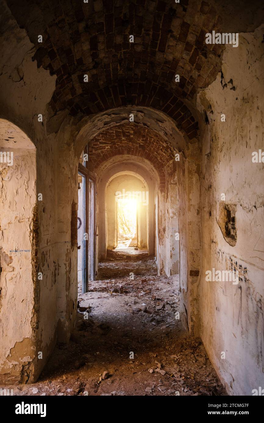Corridoio a volta della vecchia prigione abbandonata. Foto Stock