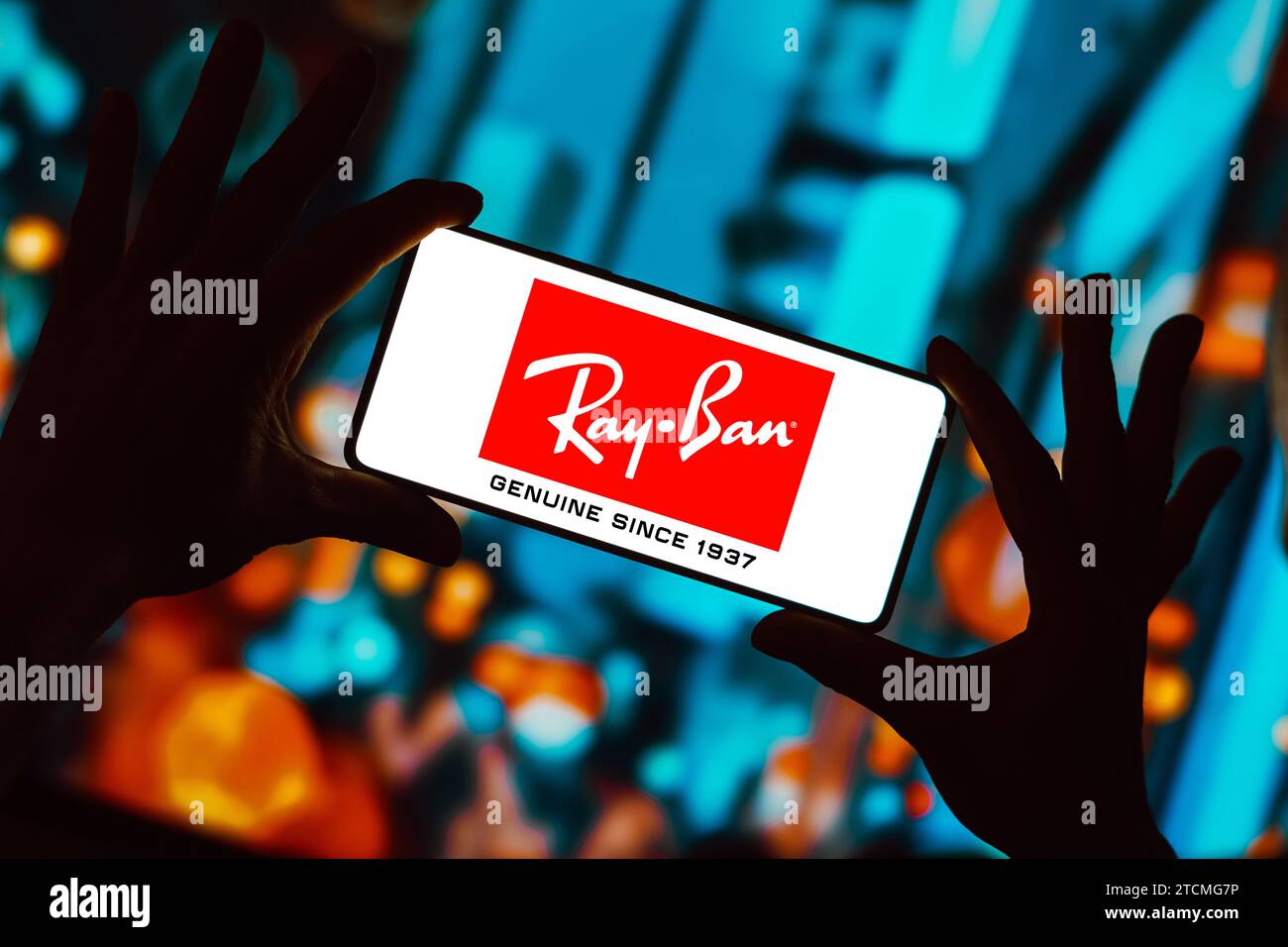 In questa immagine, il logo Ray-Ban viene visualizzato sullo schermo di uno smartphone. Foto Stock