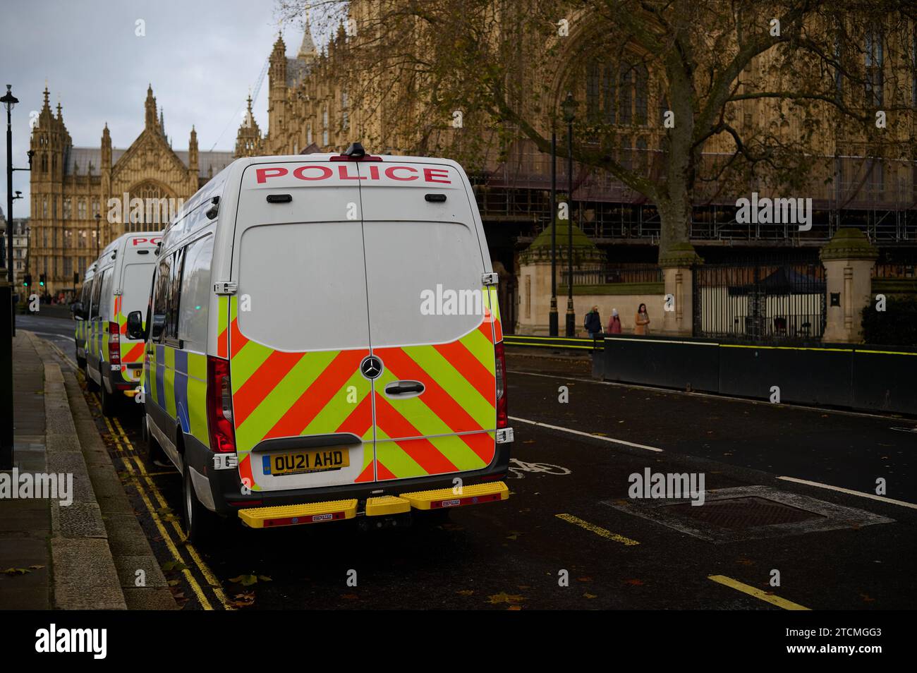 9 dicembre 2023 - londonuk: ritorno di un furgone della polizia a londra vicino al parlamento Foto Stock