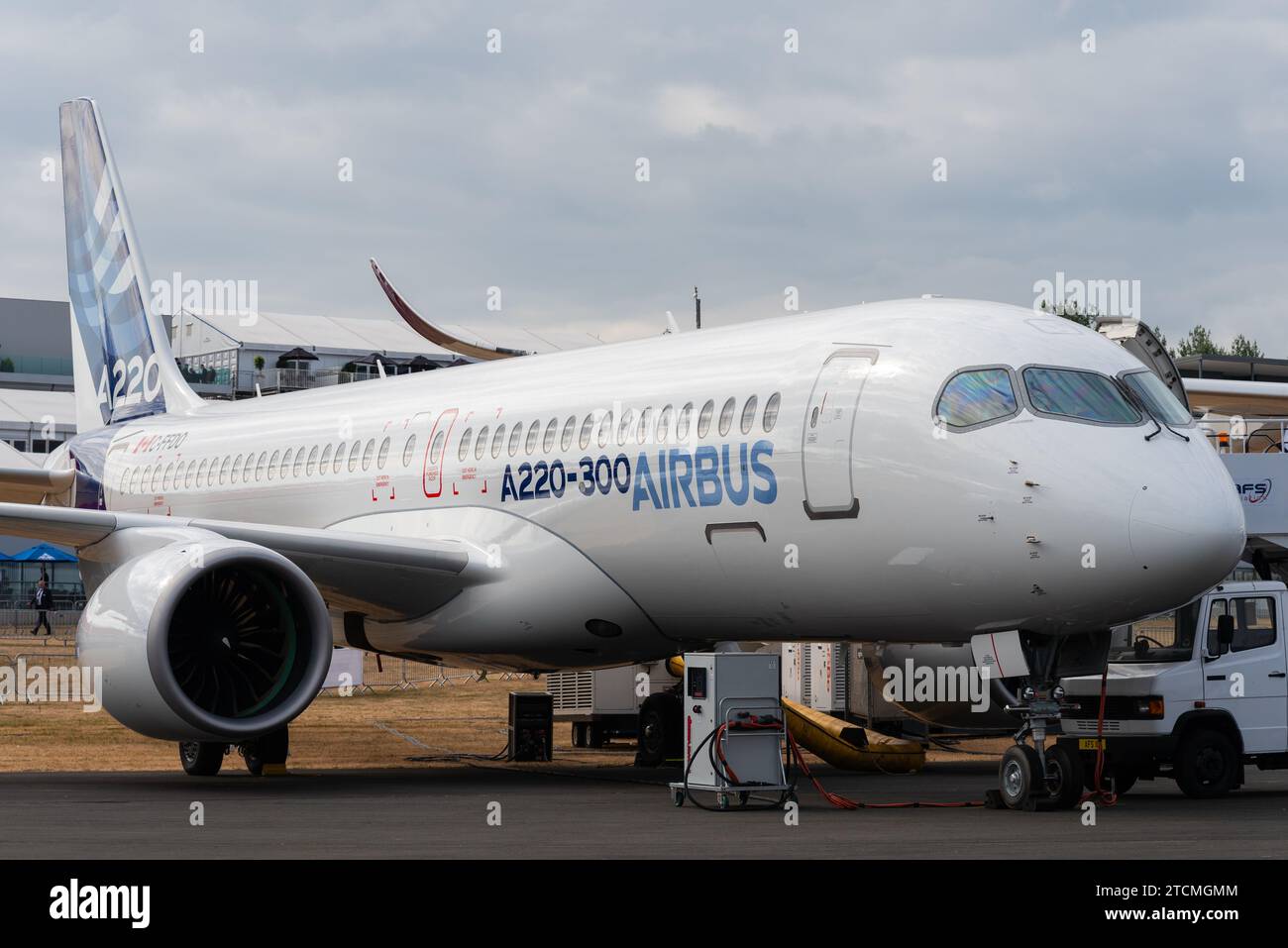 Airbus A220, precedentemente Bombardier serie C, presso l'aeroporto di Farnborough, Hampshire, Regno Unito. Farnborough International Airshow 2018. Evento commerciale aerospaziale Foto Stock