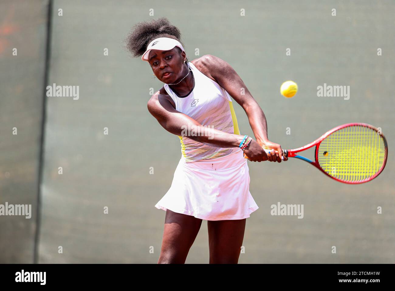 NAIROBI, KENYA - 11 DICEMBRE; Angella Okutoyi del Kenya durante l'ITF Women World Tennis Tour Main Draw Second round Singles al Karen Country Club su De Foto Stock