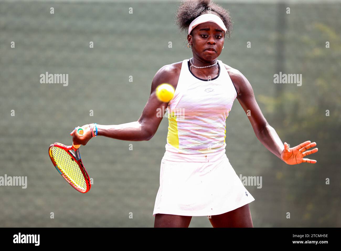 NAIROBI, KENYA - 11 DICEMBRE; Angella Okutoyi del Kenya durante l'ITF Women World Tennis Tour Main Draw Second round Singles al Karen Country Club su De Foto Stock