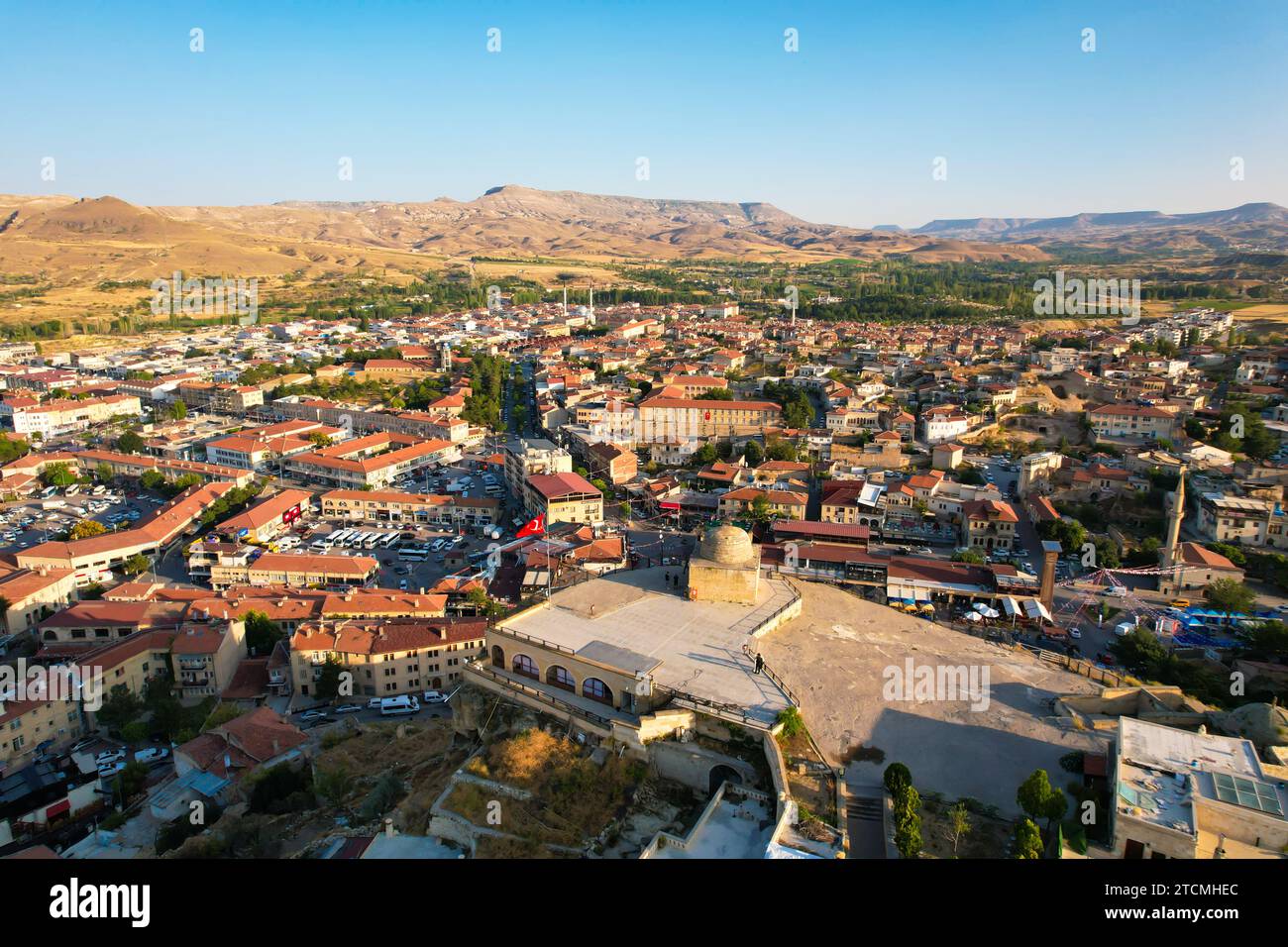 Vista aerea della città di Urgup dalla collina di Temenni nella regione turca della Cappadocia. Foto Stock