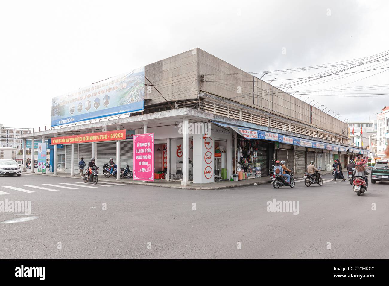 Da Lat City, Vietnam, maggio 27 2023: Vista della zona di Hoa Binh, centro della città di da Lat la mattina presto con molti stalli ancora vicini Foto Stock