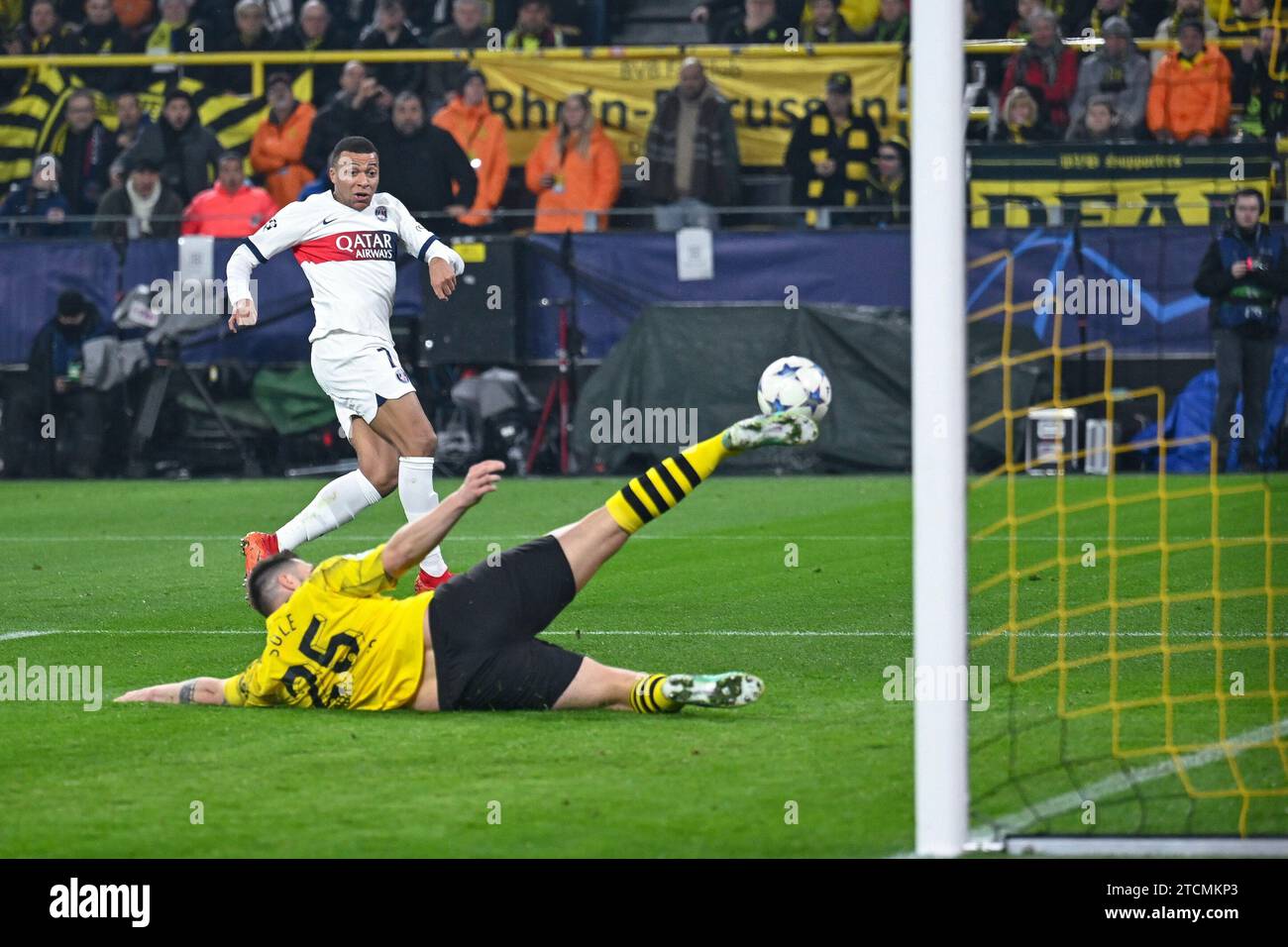 13.12.2023, Fussball, UCL, UEFA Champions League, Gruppenphase, 6) Spieltag, Saison 2023/2024, Borussia Dortmund - Paris St. Germain, Niklas Süle (Borussia Dortmund) klärt in letzter Sekunde gegen Kylian Mbappé (Paris St. Germain) foto: Teresa Kroeger/RHR-FOTO Foto Stock