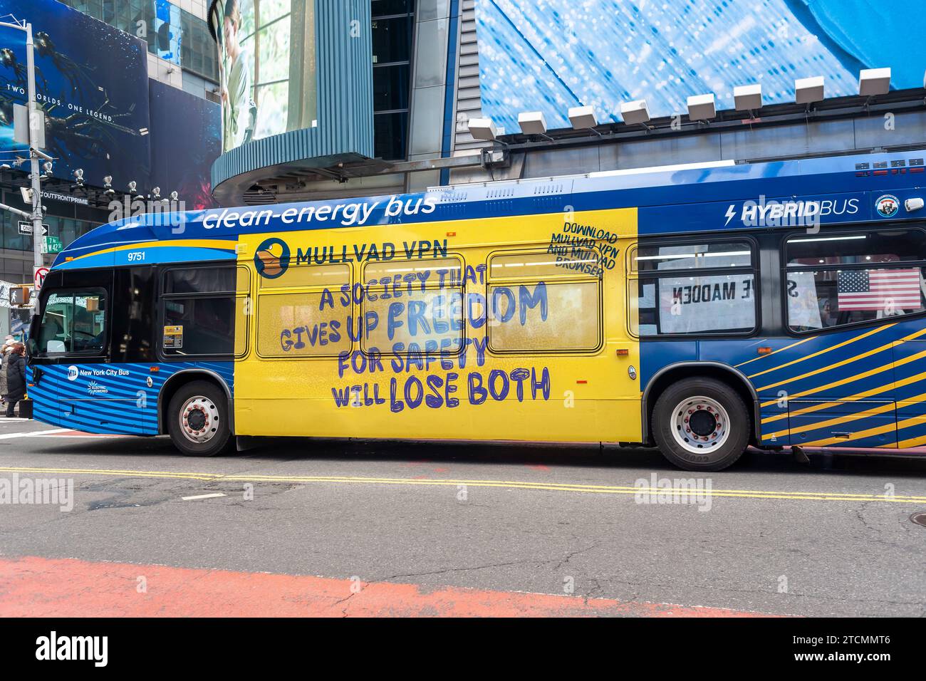 Pubblicità per il browser e la VPN Mulllvad con sede in Svezia su un autobus NYCTA a Times Square a New York sabato 2 dicembre 2023. (© Richard B. Levine) Foto Stock