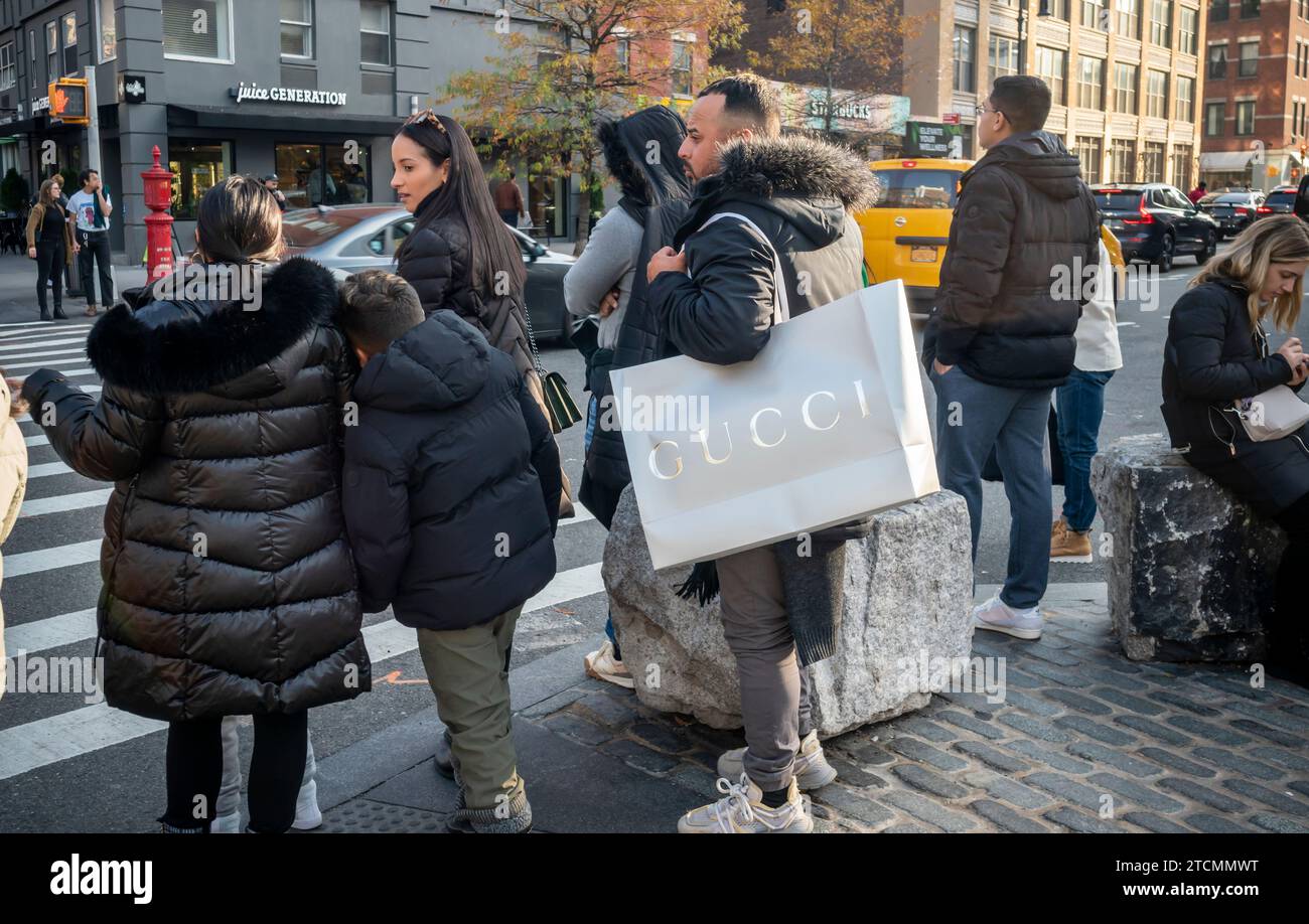Acquista Gucci nel Meatpacking District di New York sabato 9 dicembre 2023. (© Richard B. Levine) Foto Stock