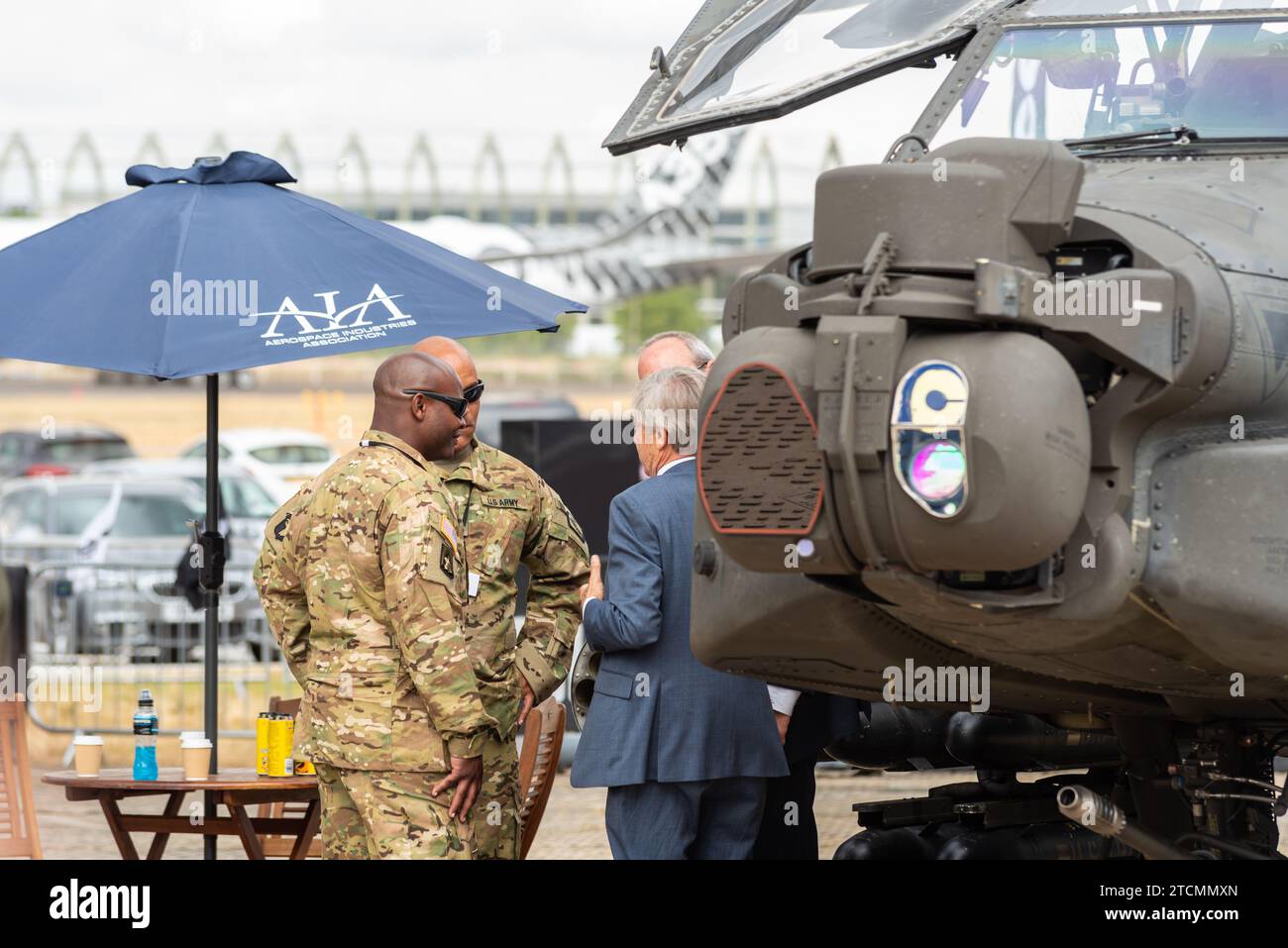 Boeing AH-64 Apache elicottero da tiro, armi e sensori con personale statunitense e uomini d'affari al Farnborough International Airshow 2018. Commercio di armi Foto Stock