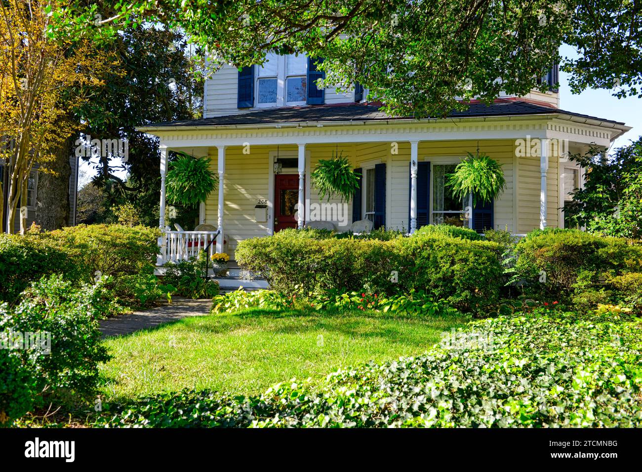 Splendida casa in stile coloniale in Caroline Street nel quartiere storico di Fredericksburg, Virginia Foto Stock
