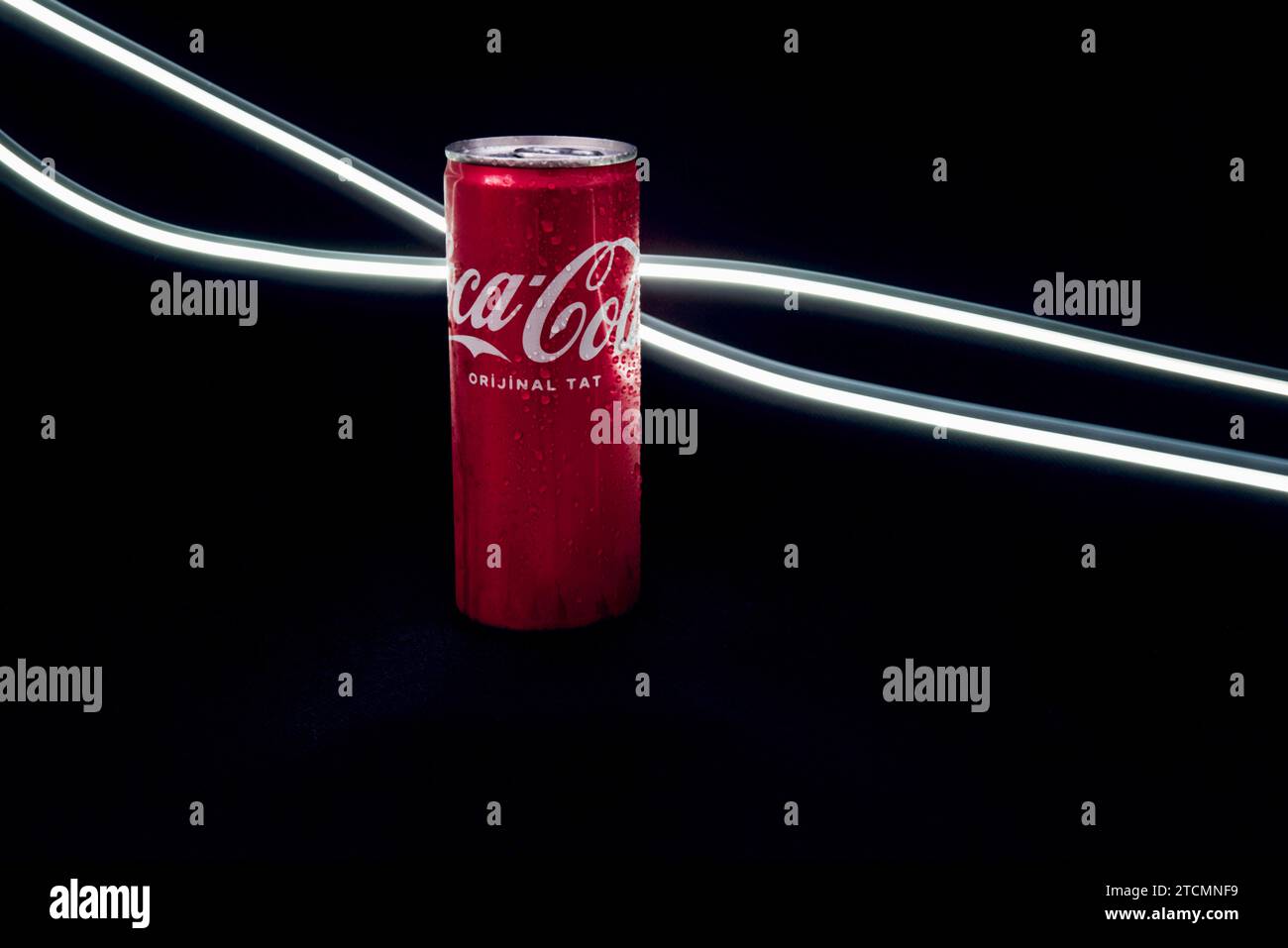 La Coca Cola beve su uno sfondo nero, dettagli, illuminazione della fotografia di pittura. 12.07.2023 Foto Stock