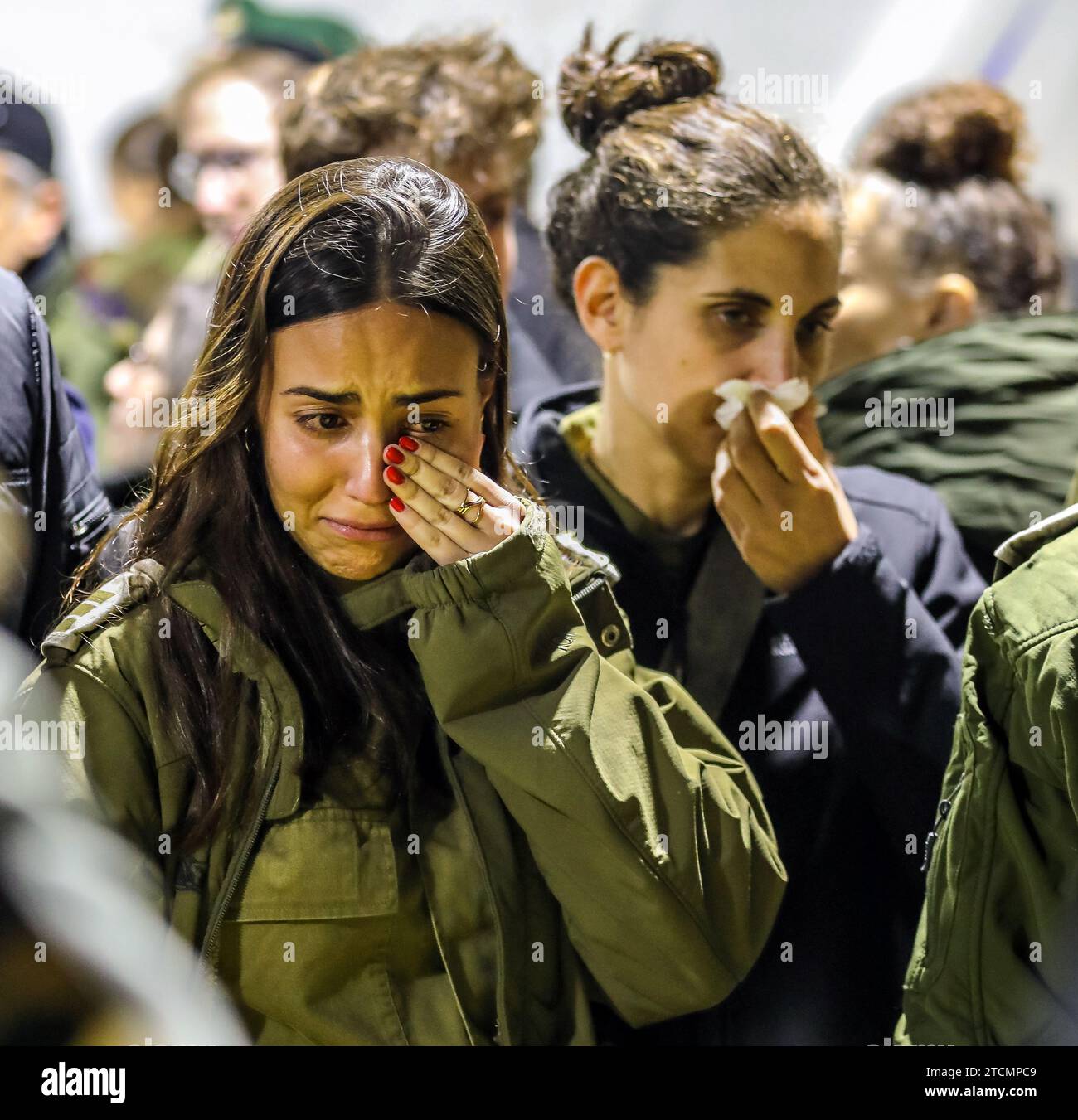 Gerusalemme, Israele. 13 dicembre 2023. Persone vicino alla tomba fresca di Tomer Grinberg che fu ucciso nella guerra della "spada di ferro" tra Israele e Hamas. Credito: Yoram Biberman/Alamy Live News. Foto Stock