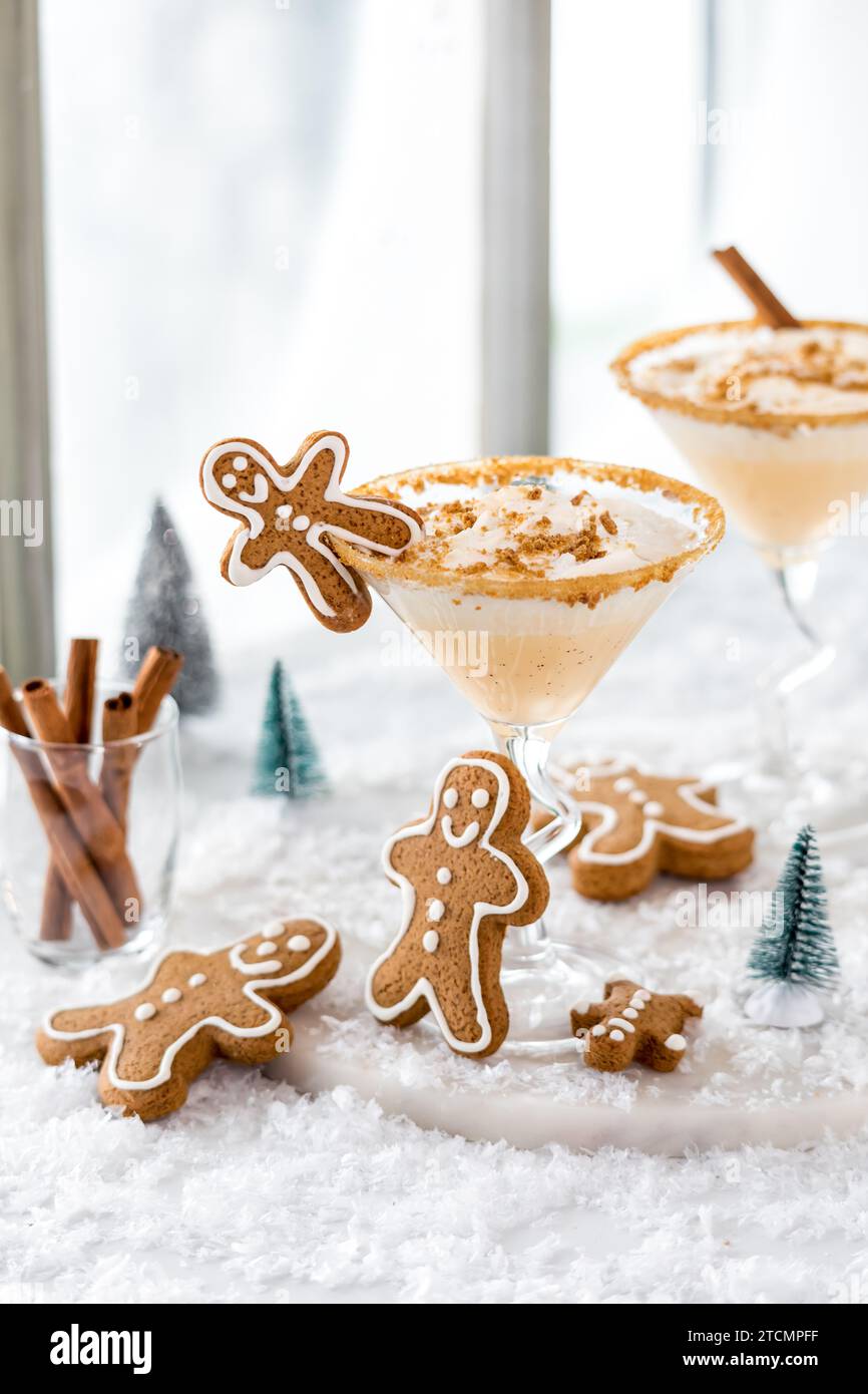 Martini di pan di zenzero con biscotti di zenzero contro una finestra luminosa. Foto Stock