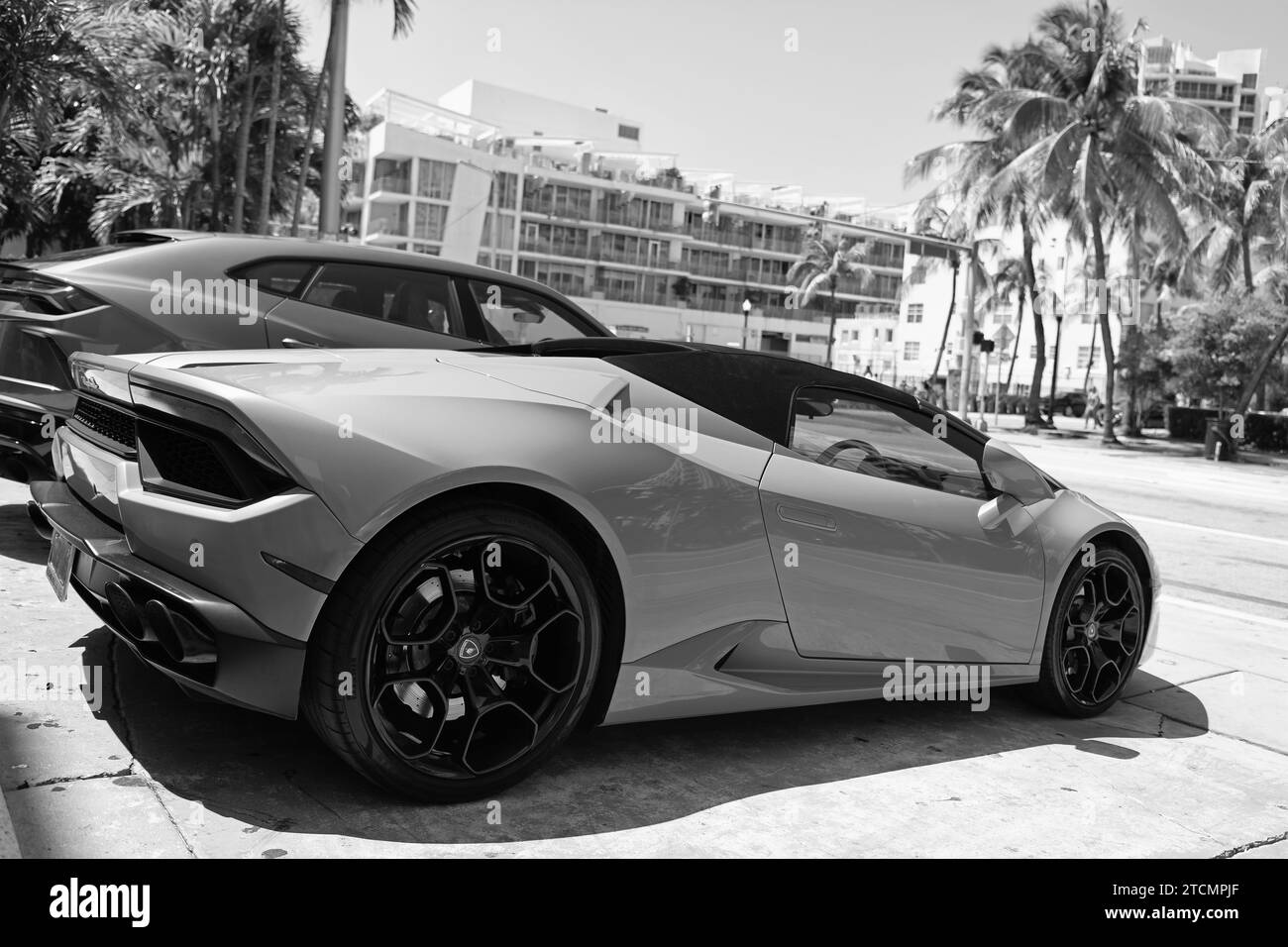 Los Angeles, California USA - 14 aprile 2021: Yellow Lamborghini Aventador vista laterale. Foto Stock