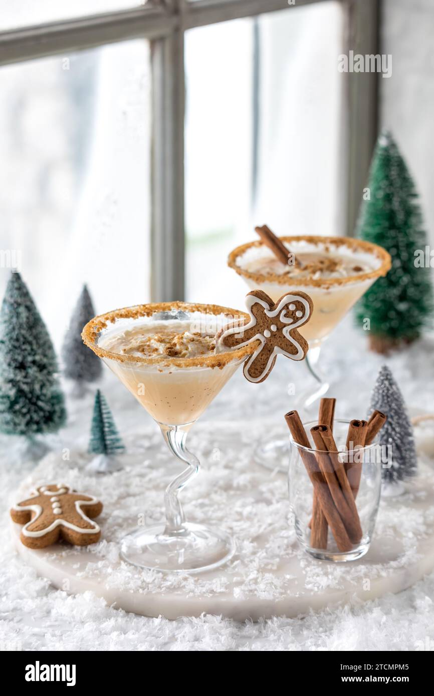 Martini al pan di zenzero conditi con panna montata e biscotti grattati al pan di zenzero. Foto Stock