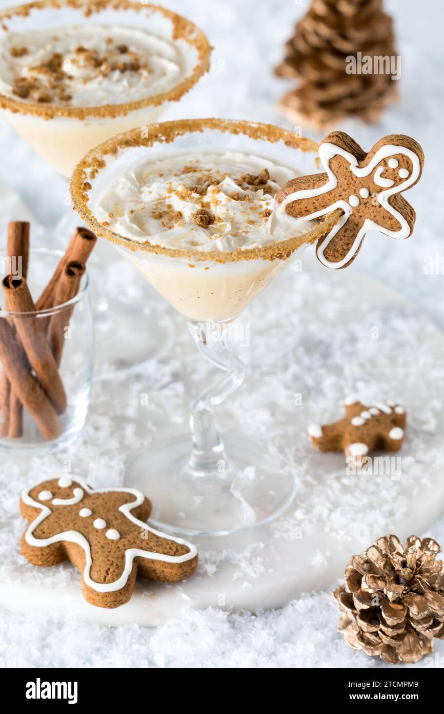 Rinfrescanti martini di pan di zenzero con panna montata e biscotti grattati. Foto Stock